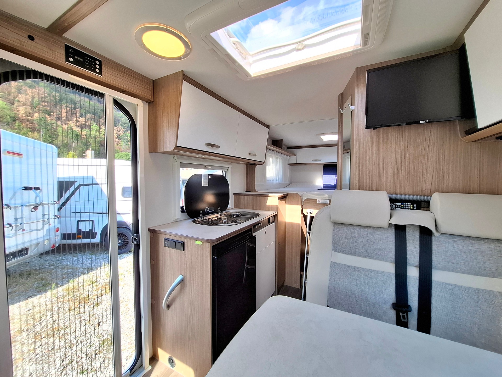 CARADO V337 - idealer Reisewagen ab MFK & Service!-image-9