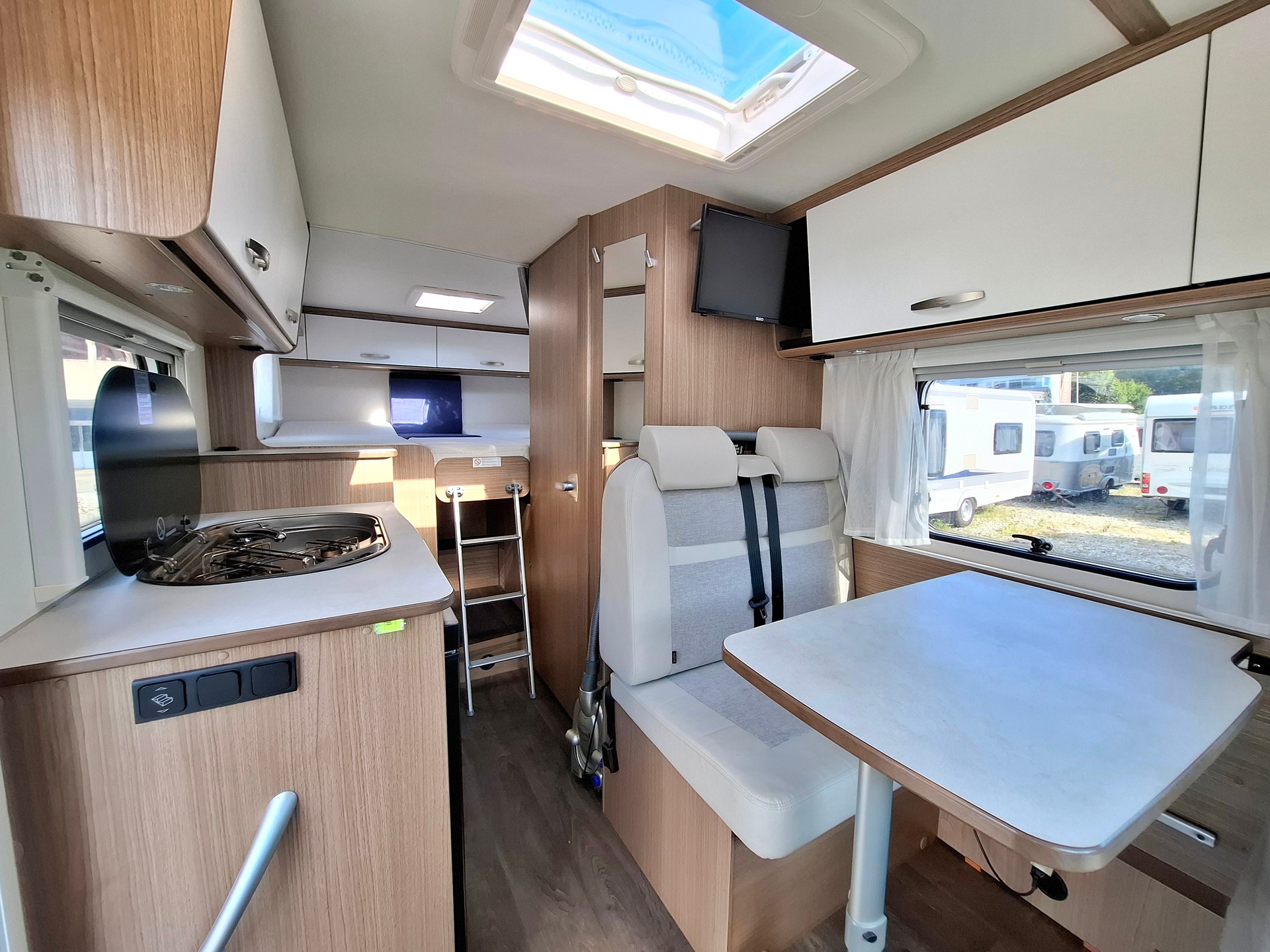 CARADO V337 - idealer Reisewagen ab MFK & Service!-image-8