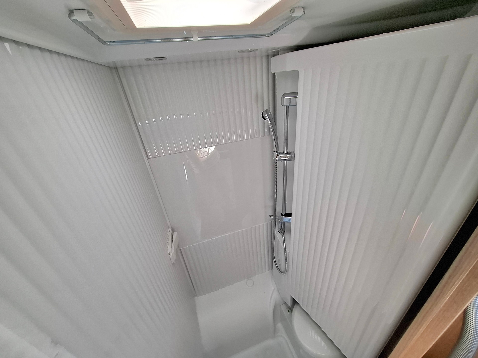 CARADO V337 - idealer Reisewagen ab MFK & Service!-image-14