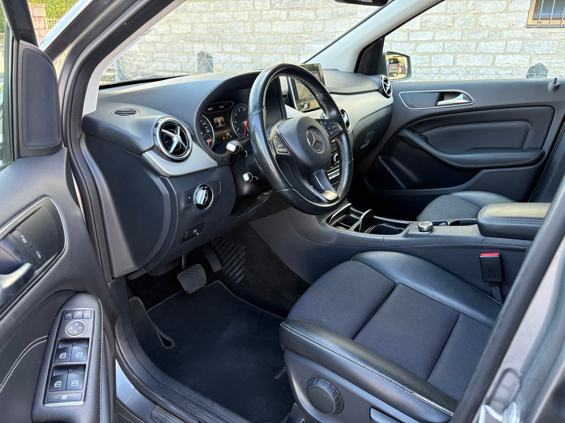 MERCEDES-BENZ B 180 Urban 7G-DCT-image-8