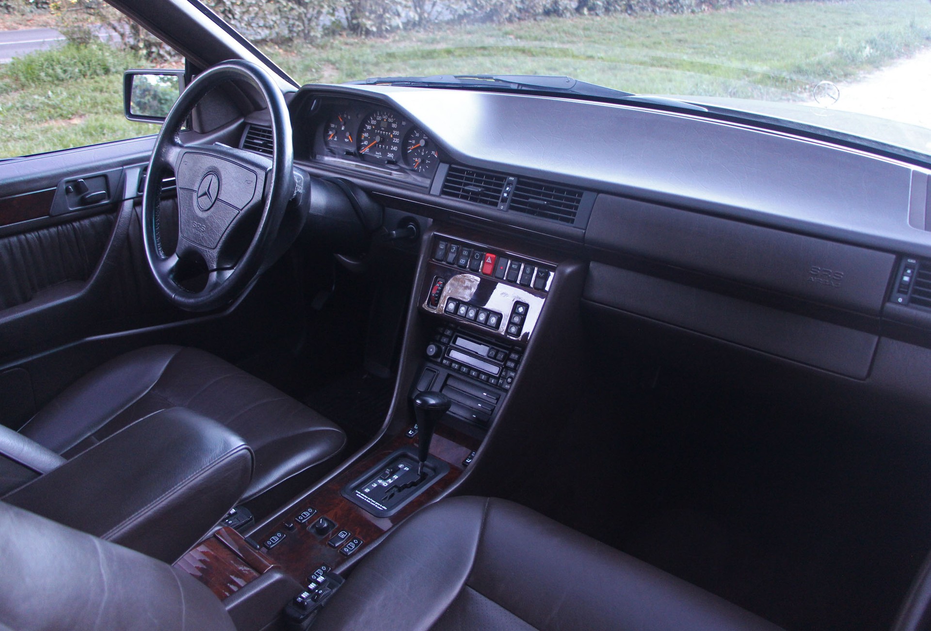 MERCEDES-BENZ E 320-image-8