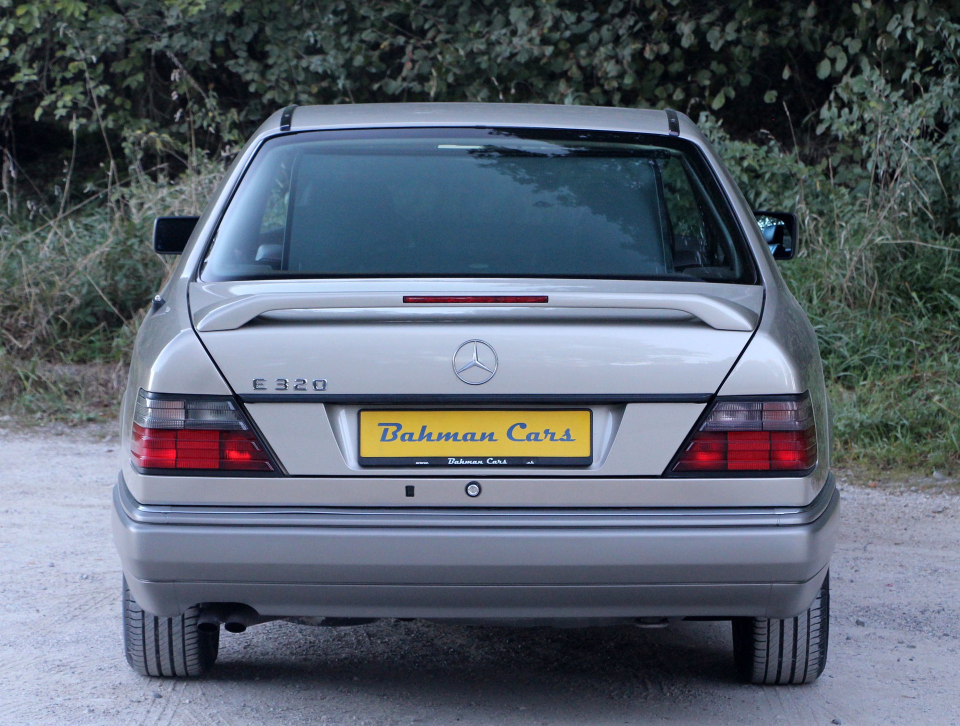 MERCEDES-BENZ E 320-image-18