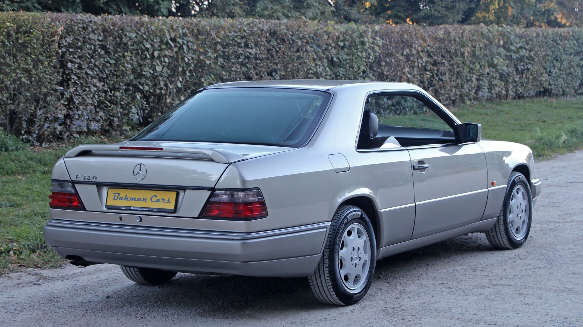 MERCEDES-BENZ E 320-image-22