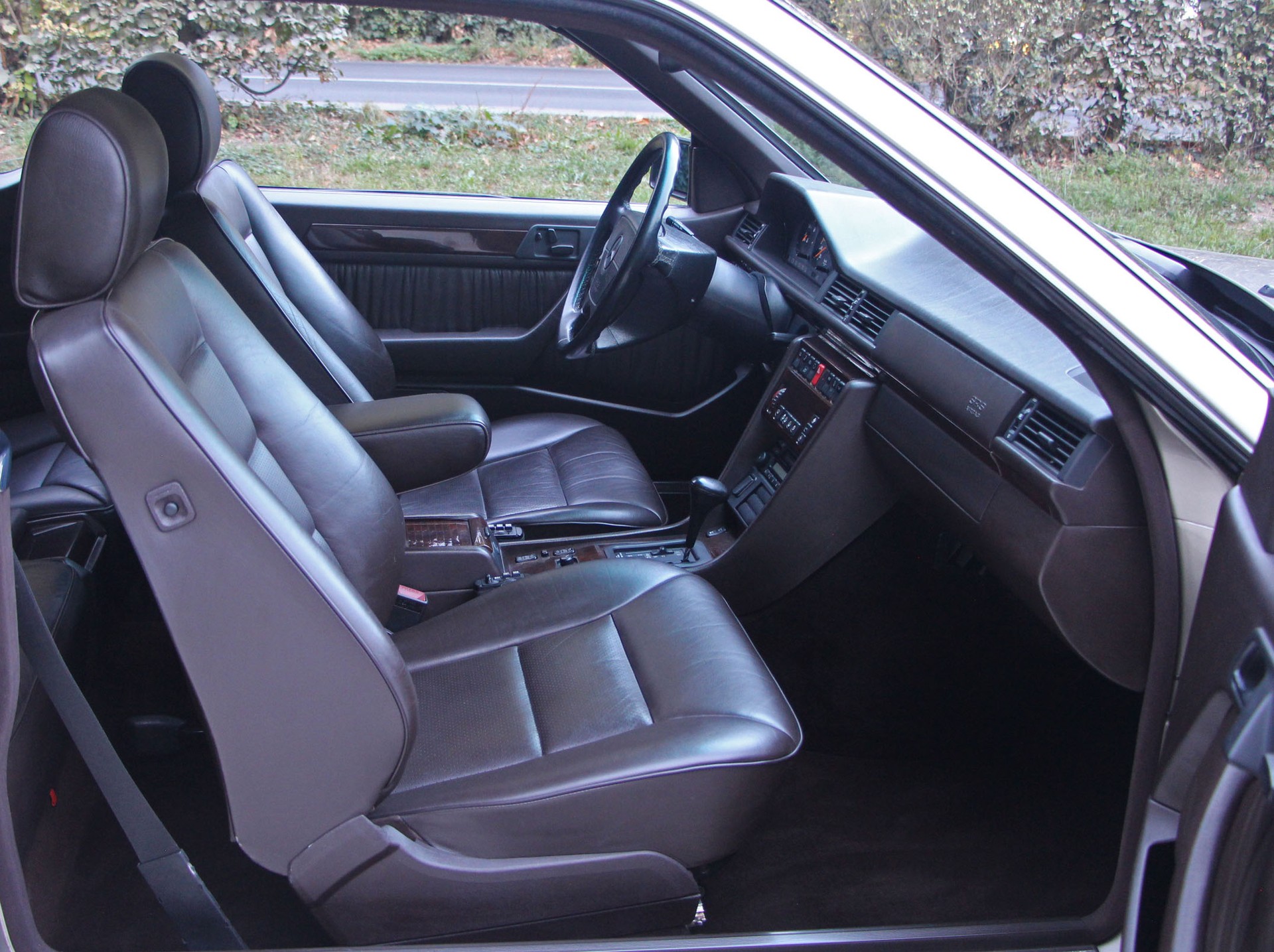 MERCEDES-BENZ E 320-image-9