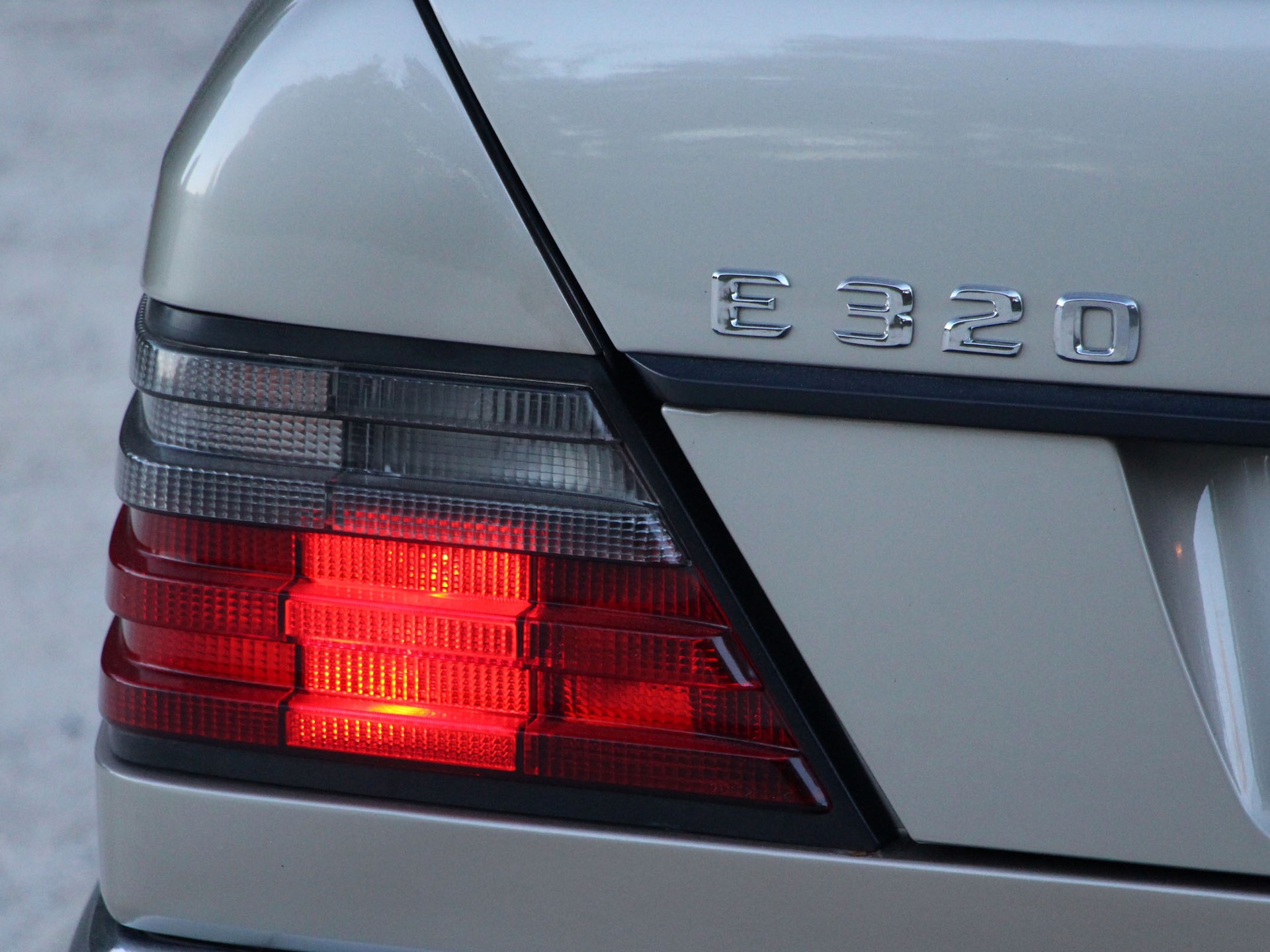 MERCEDES-BENZ E 320-image-27