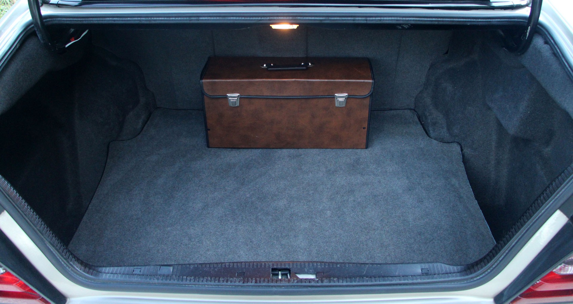 MERCEDES-BENZ E 320-image-13