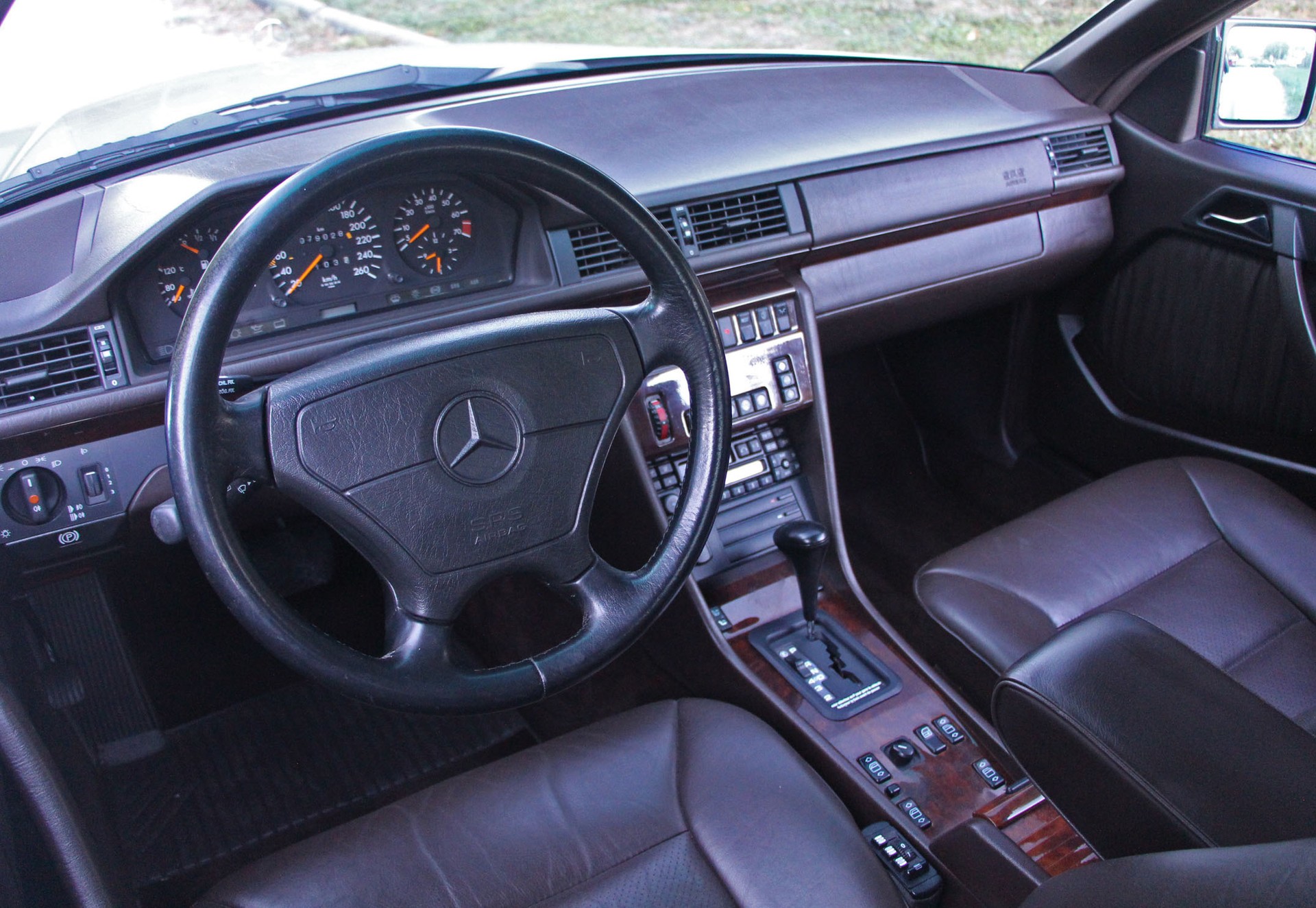 MERCEDES-BENZ E 320-image-6