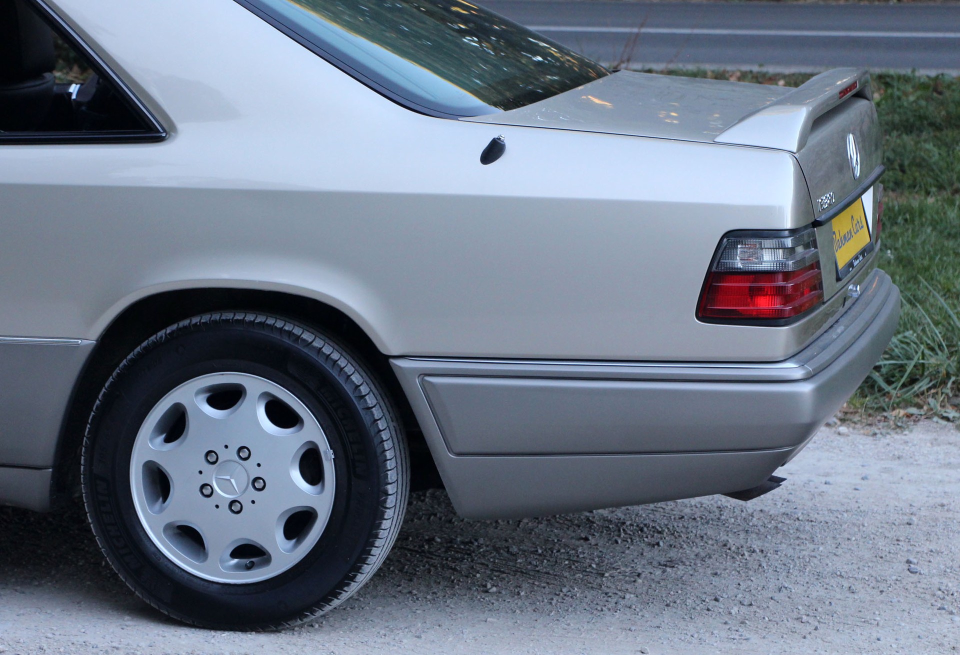 MERCEDES-BENZ E 320-image-16