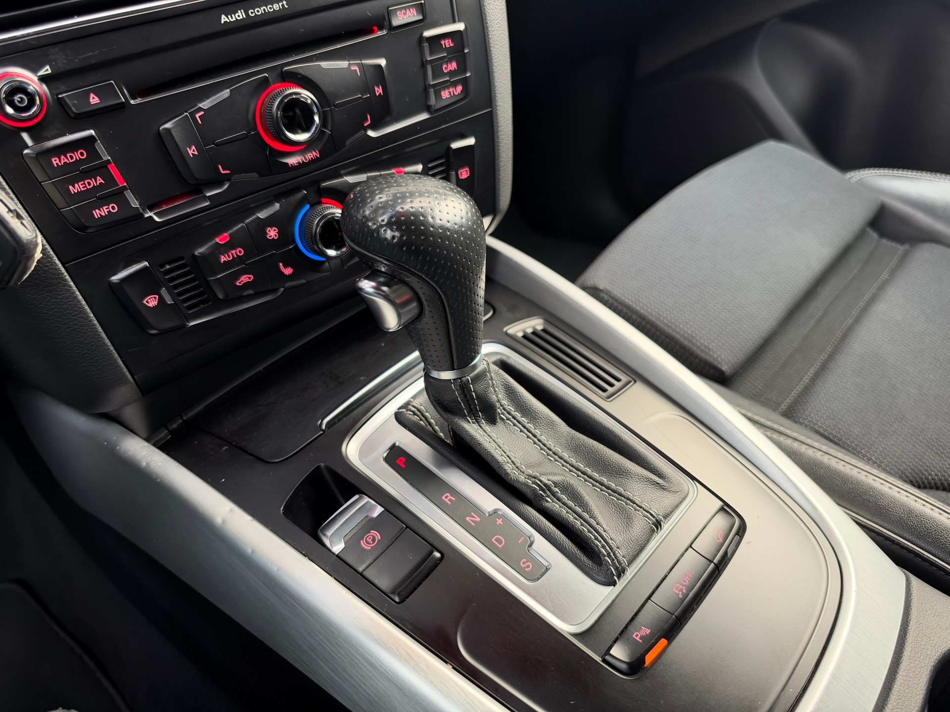 AUDI Q5 2.0 TDI S-Line quattro S-tronic-image-9