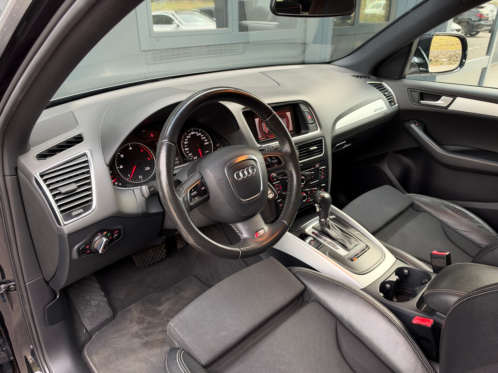 AUDI Q5 2.0 TDI S-Line quattro S-tronic-image-6
