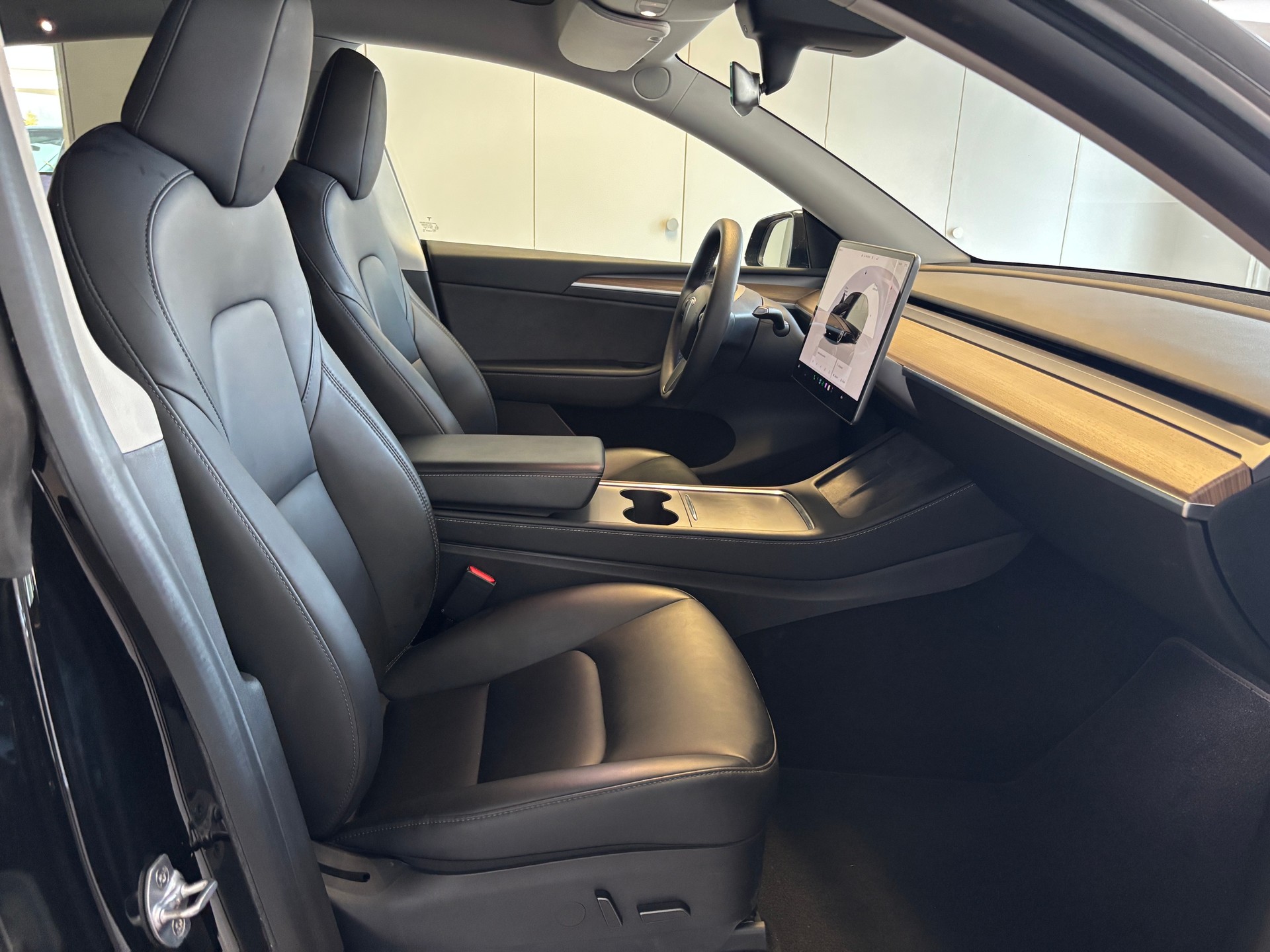 TESLA Model Y Long Range-image-8