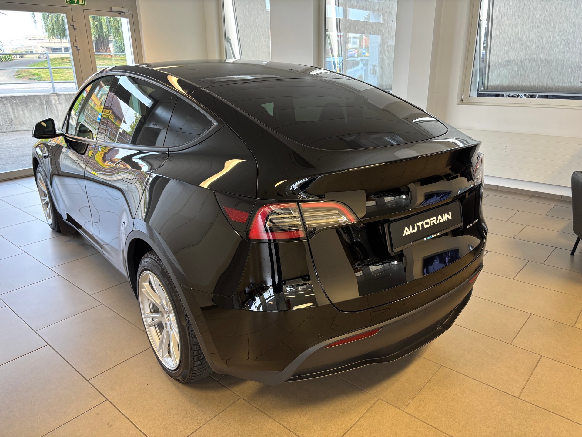 TESLA Model Y Long Range-image-3