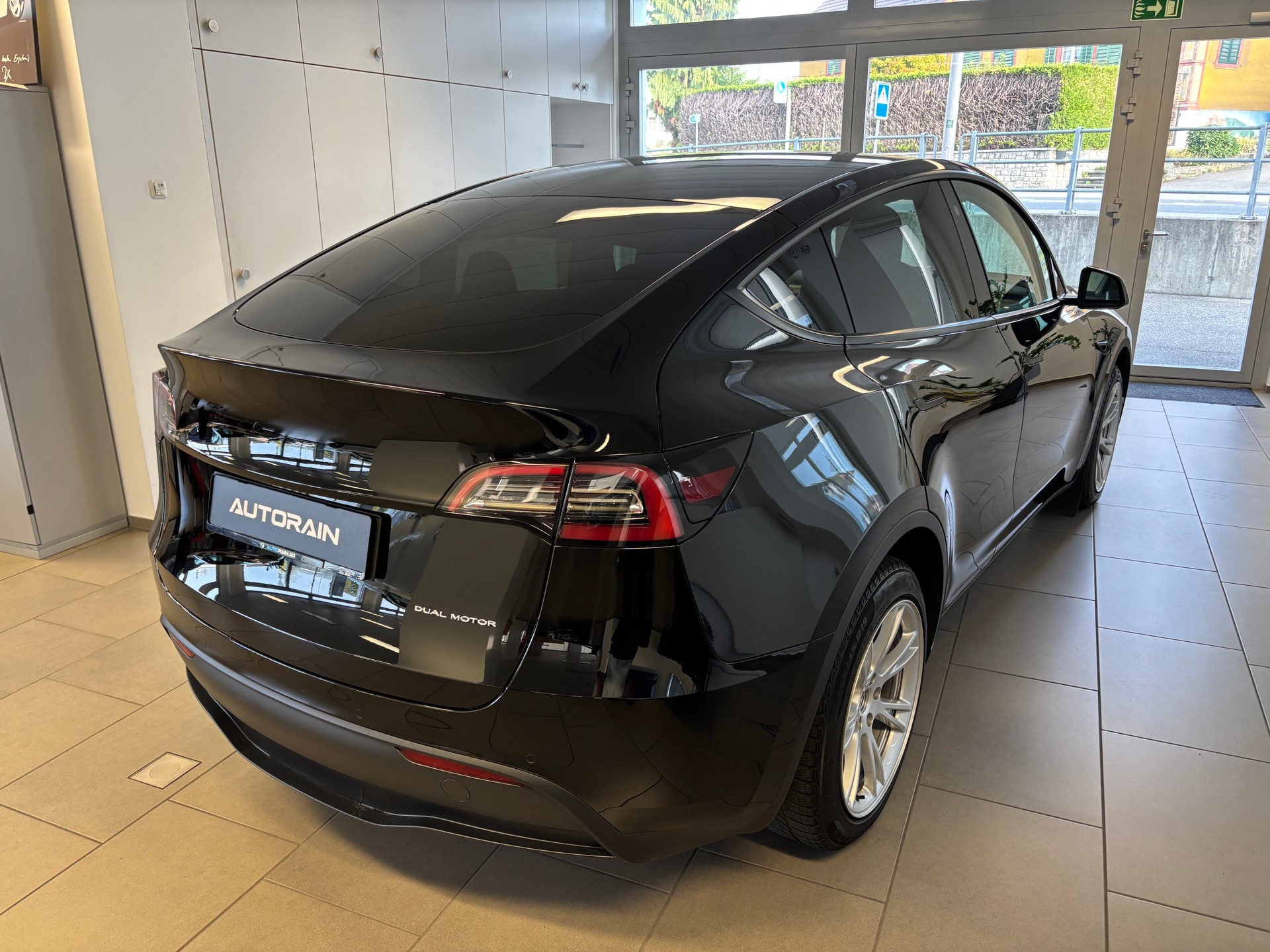 TESLA Model Y Long Range-image-2