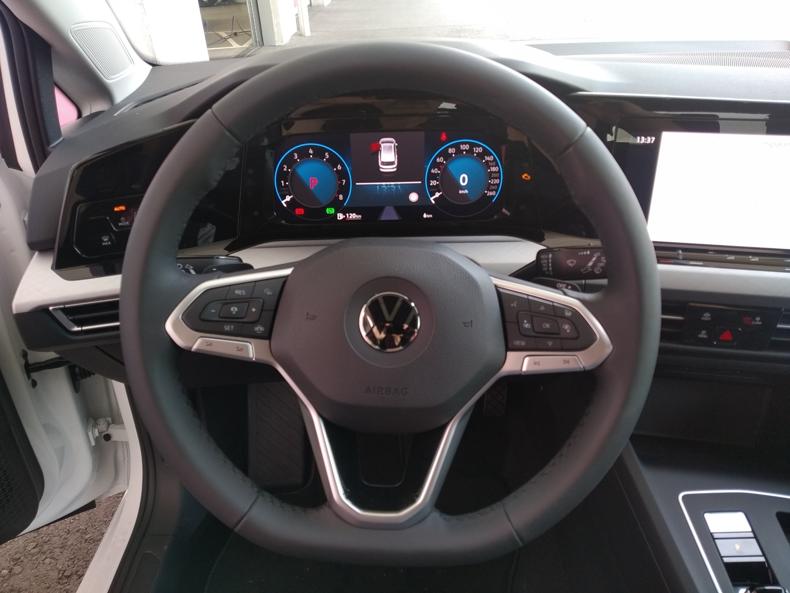 VW Golf 1.0 eTSI mHEV ACTLife DSG-image-5