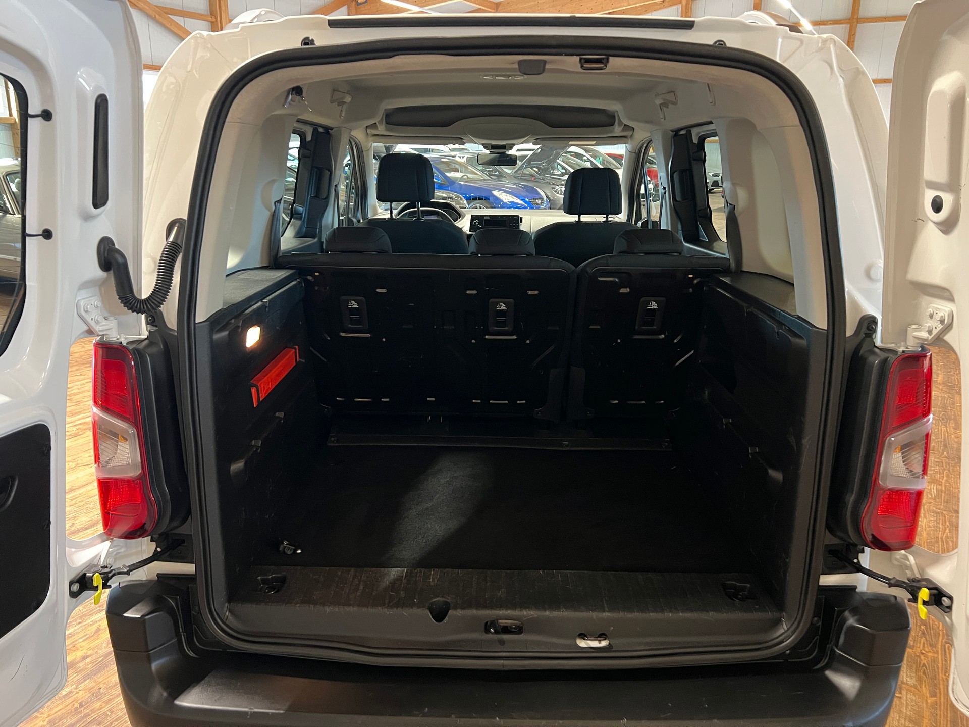 PEUGEOT Rifter 1.2 PureTech Allure-image-14