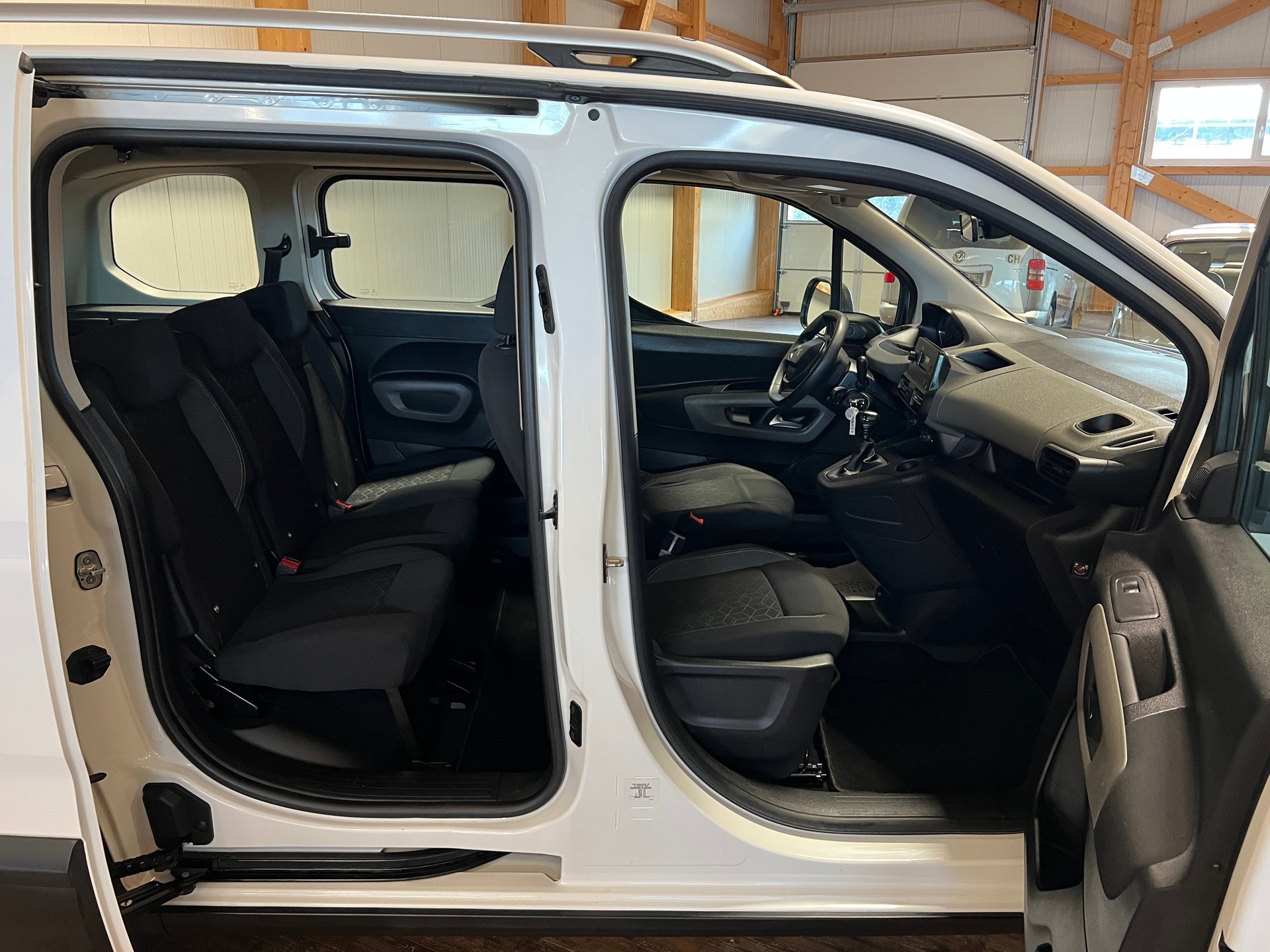 PEUGEOT Rifter 1.2 PureTech Allure-image-13