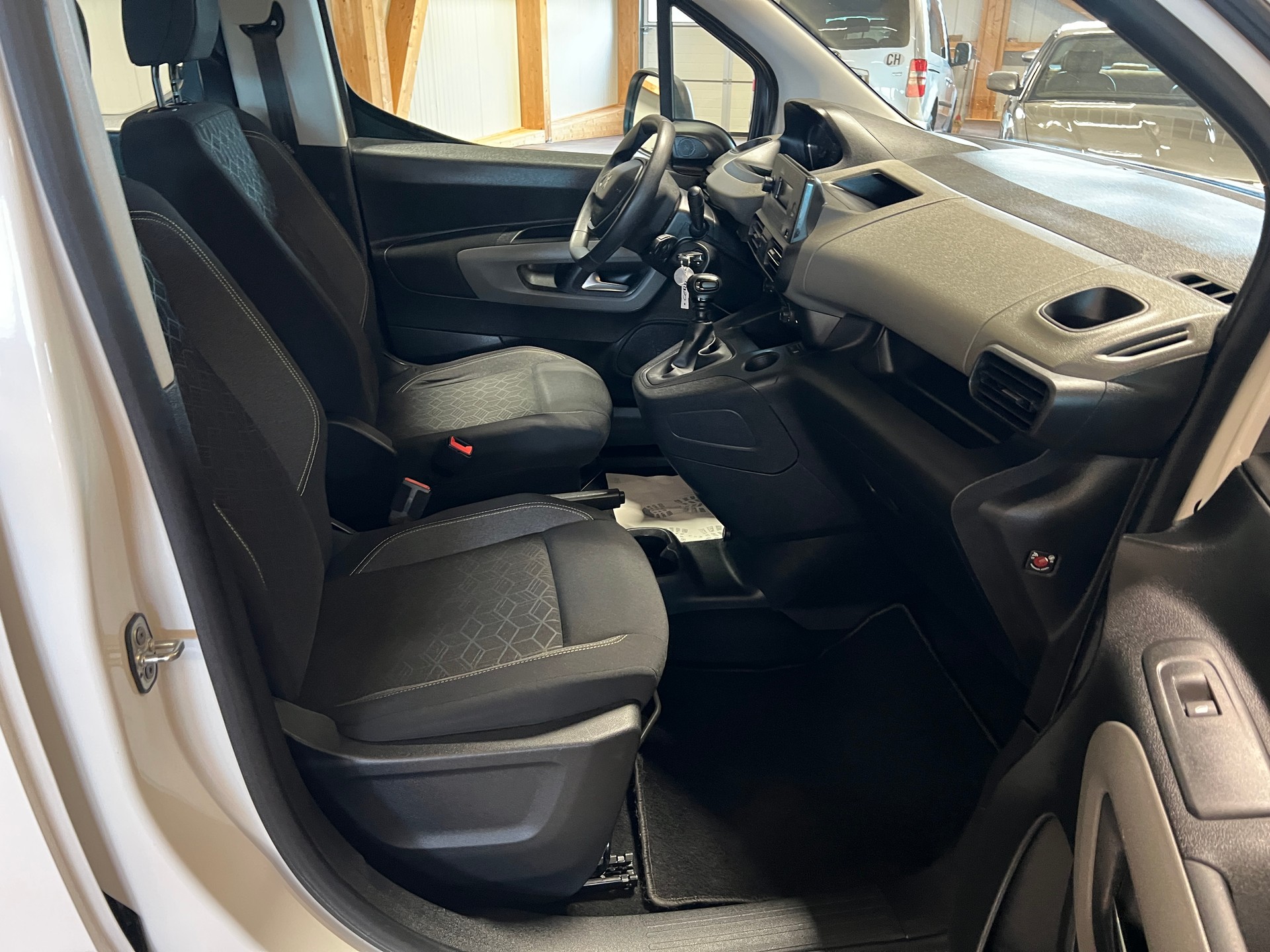 PEUGEOT Rifter 1.2 PureTech Allure-image-10