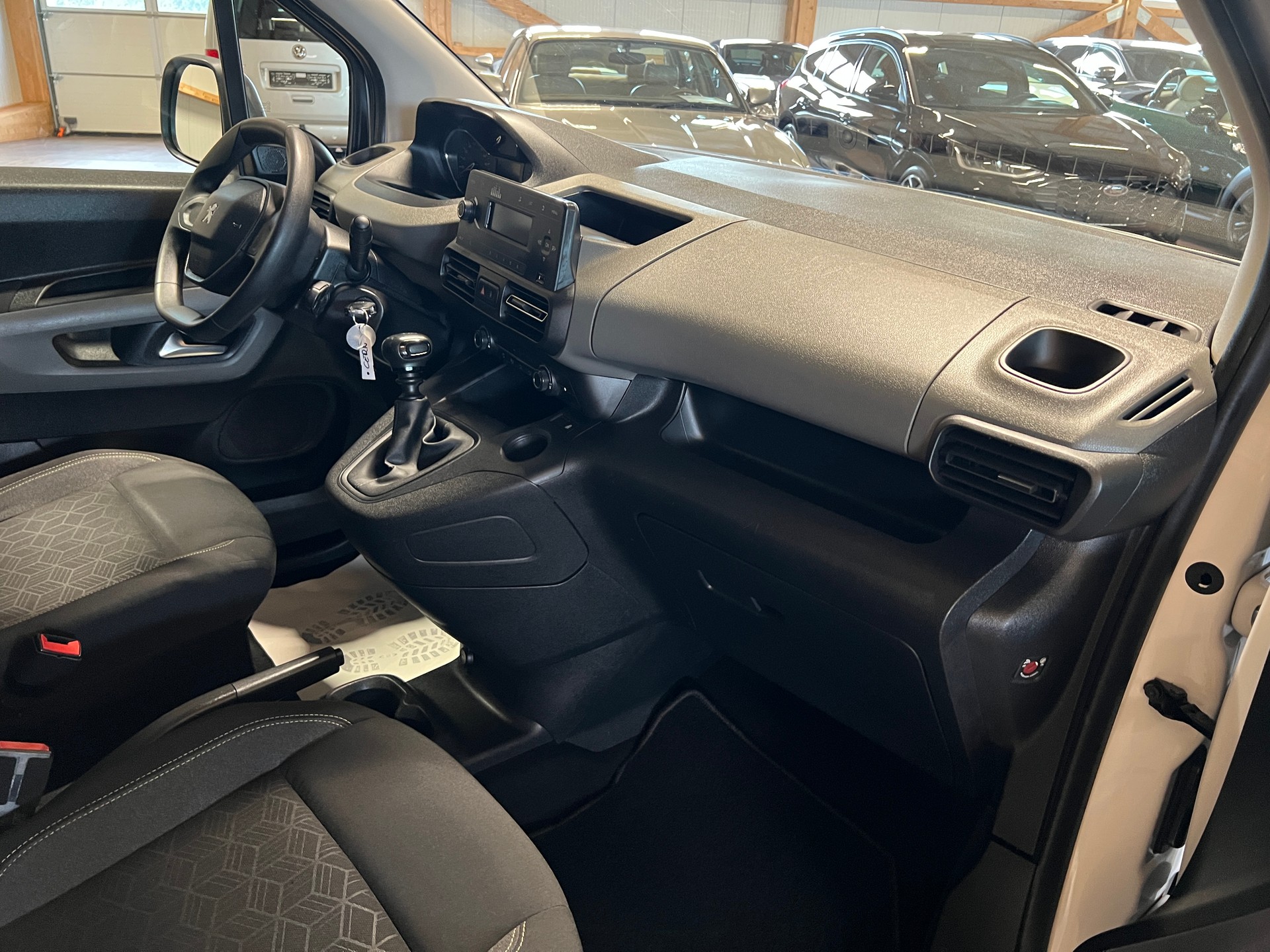 PEUGEOT Rifter 1.2 PureTech Allure-image-11