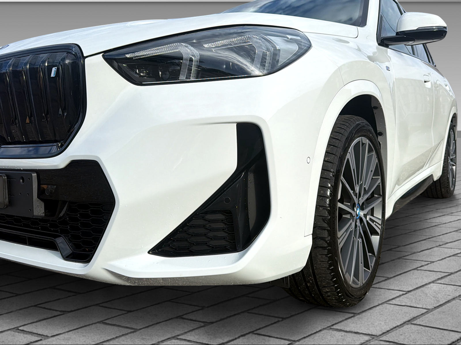 BMW iX1 30 xDrive M Sport-image-12
