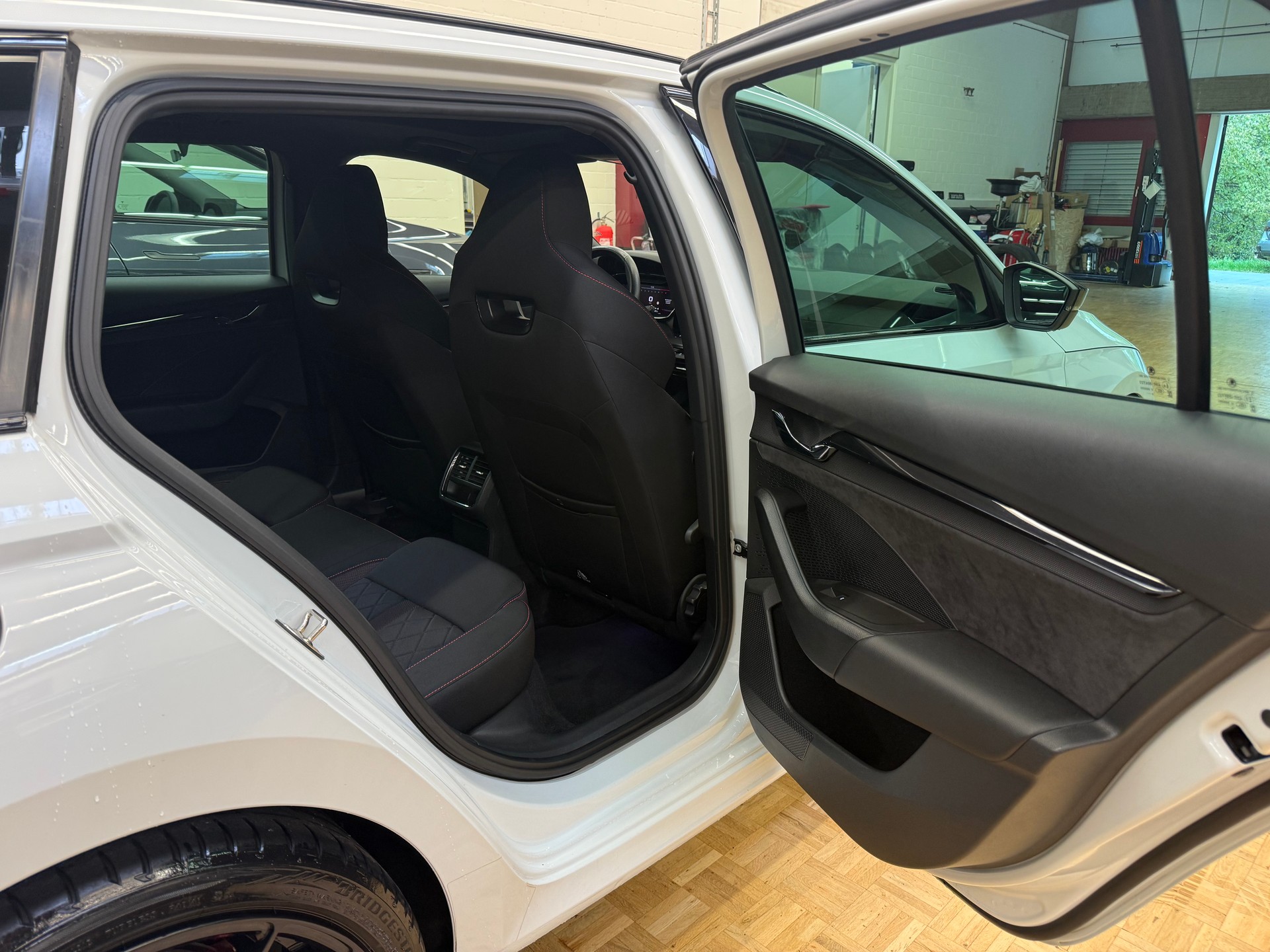 SKODA Octavia Combi 2.0 TSI RS DSG-image-19
