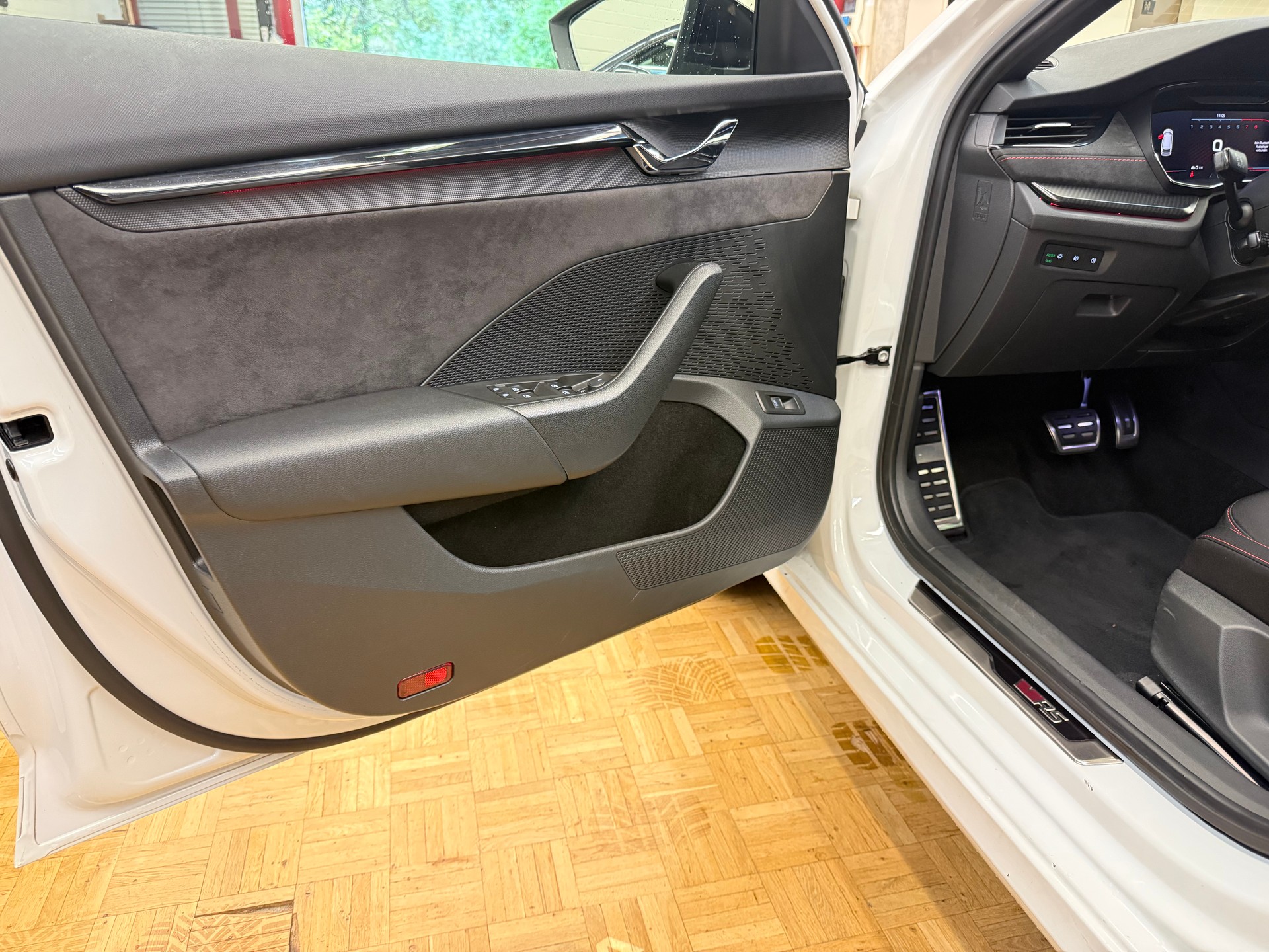 SKODA Octavia Combi 2.0 TSI RS DSG-image-15