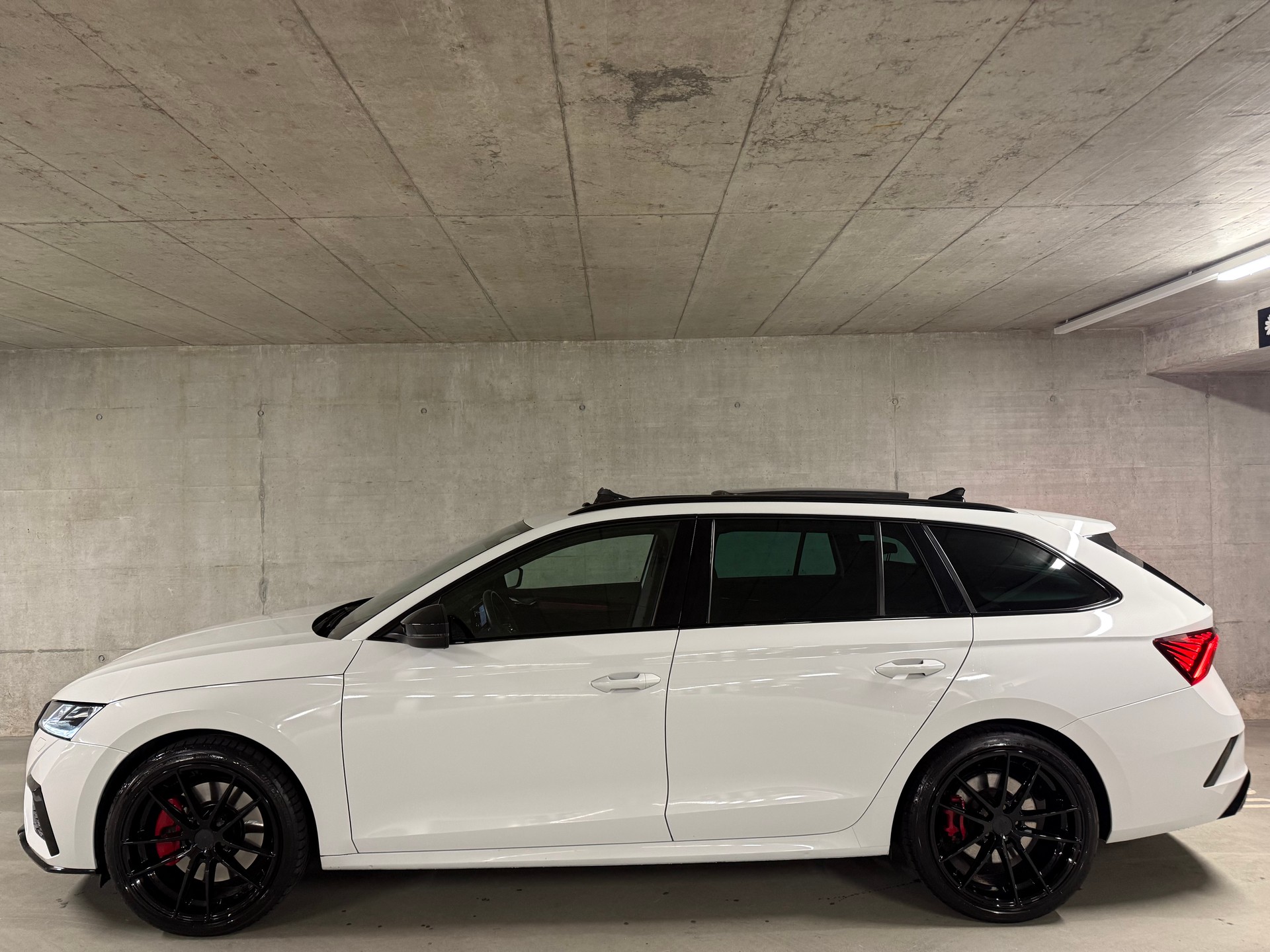 SKODA Octavia Combi 2.0 TSI RS DSG-image-2