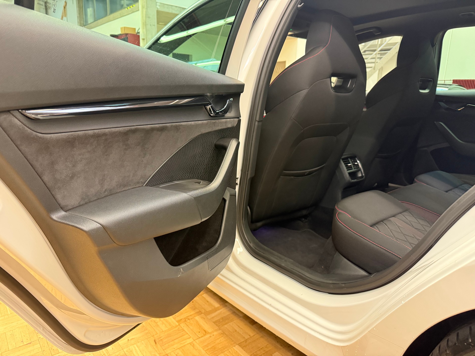 SKODA Octavia Combi 2.0 TSI RS DSG-image-22