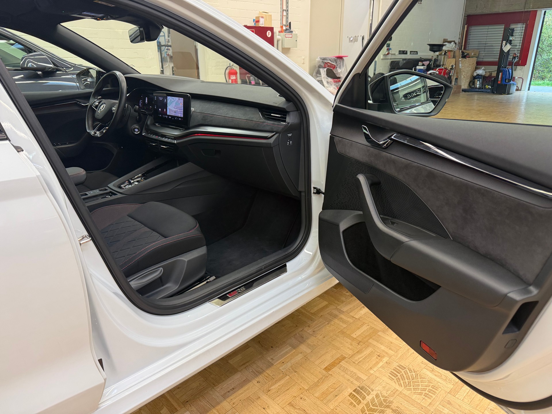 SKODA Octavia Combi 2.0 TSI RS DSG-image-16