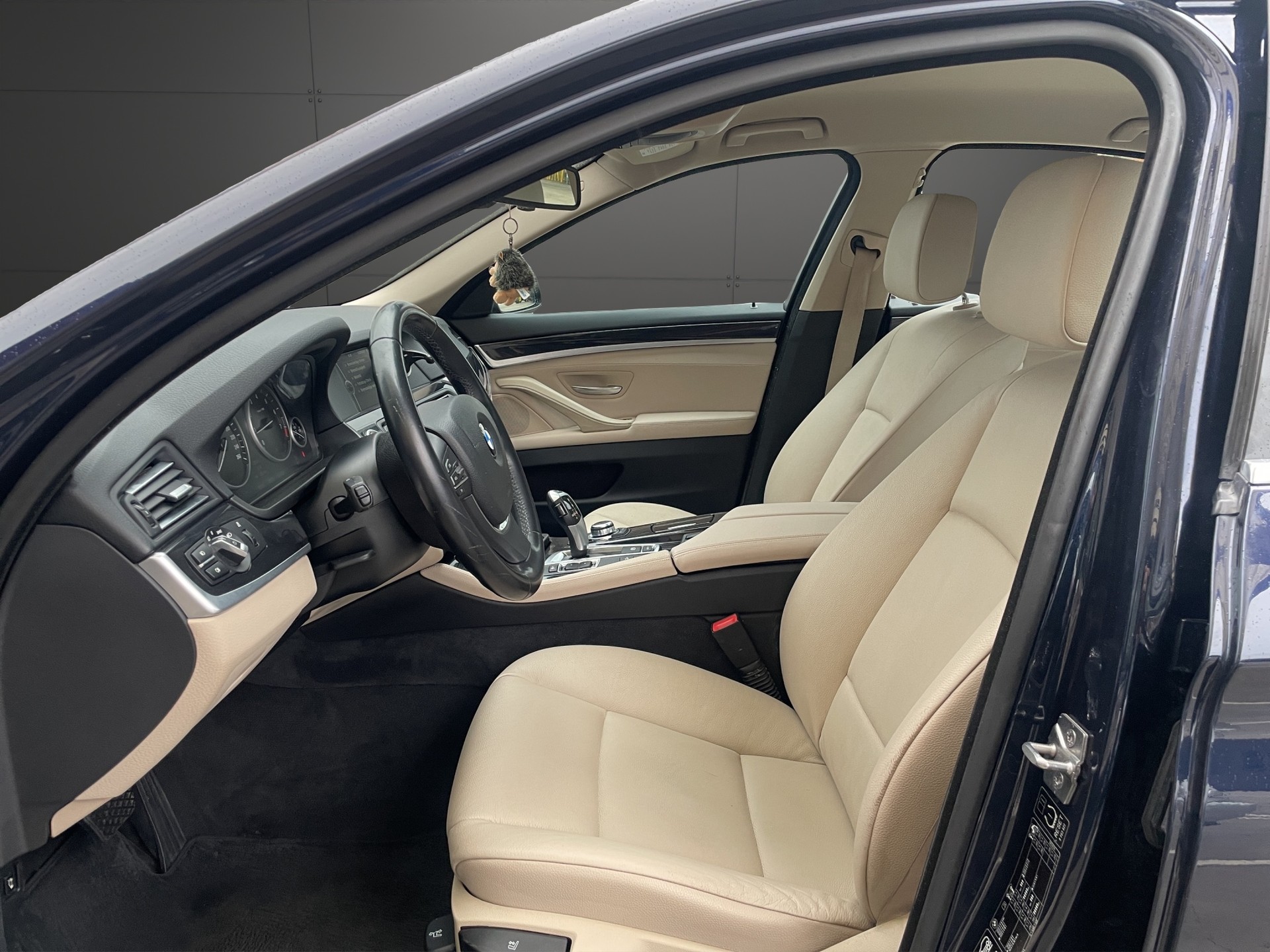 BMW 528i xDrive Steptronic-image-13