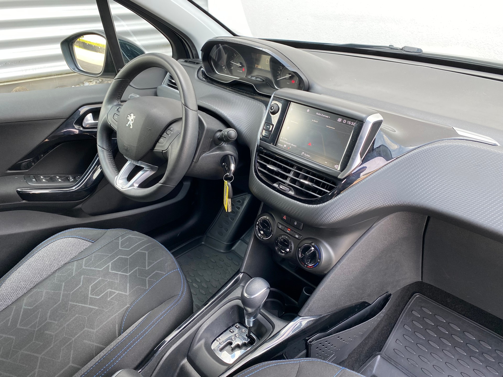 PEUGEOT 2008 1.2 PureTech Signture Frisch ab MFK und Service (Juni 2025) Automat-image-9