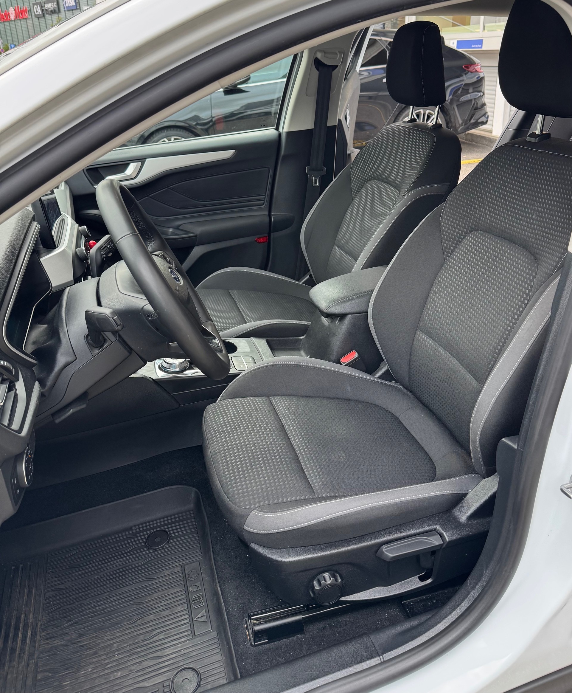 FORD Focus 1.0 SCTi Cool Connect Automatic-image-14