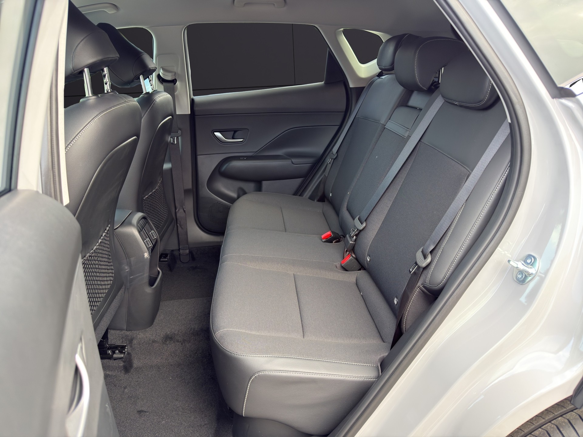 HYUNDAI Kona 1.6 GDi HEV Amplia DCT-image-15