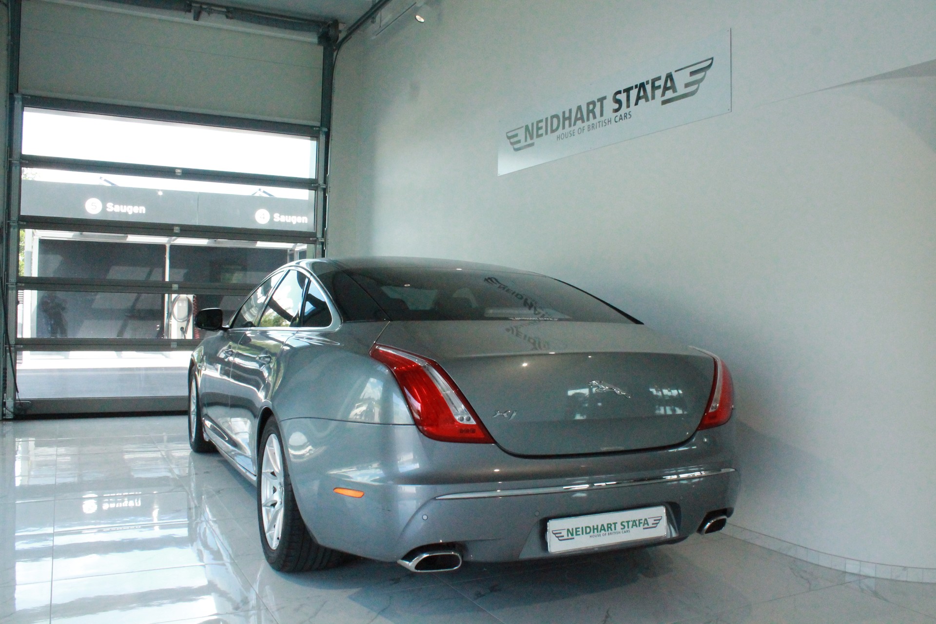 JAGUAR XJ 3.0d V6 Premium Luxury Automatic-showroom-element-2