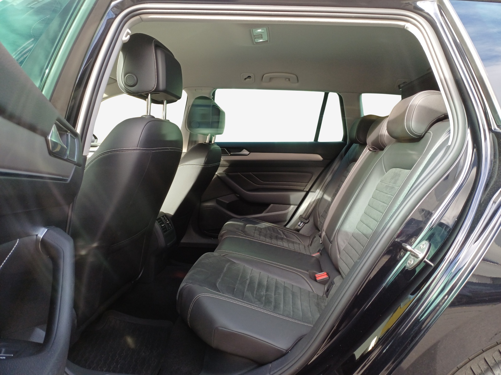 VW Passat 2.0 TDI BMT Elegance 4Motion DSG-image-11