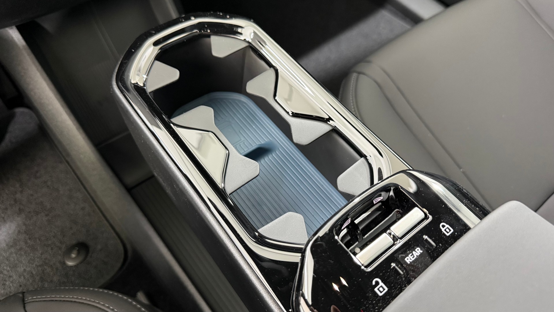 VOLVO EX 30 E60 Twin Ultra Performanc-image-6