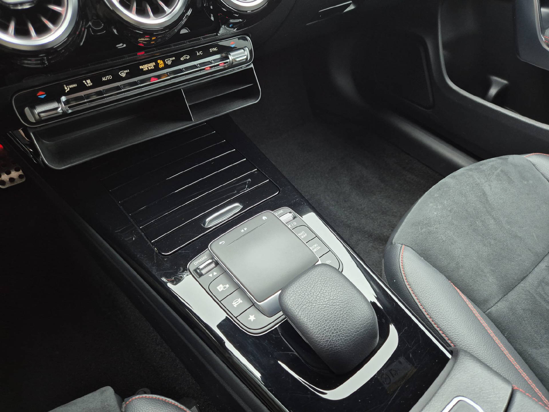 MERCEDES-BENZ CLA 250 AMG Line 4matic Shooting Brake-image-12