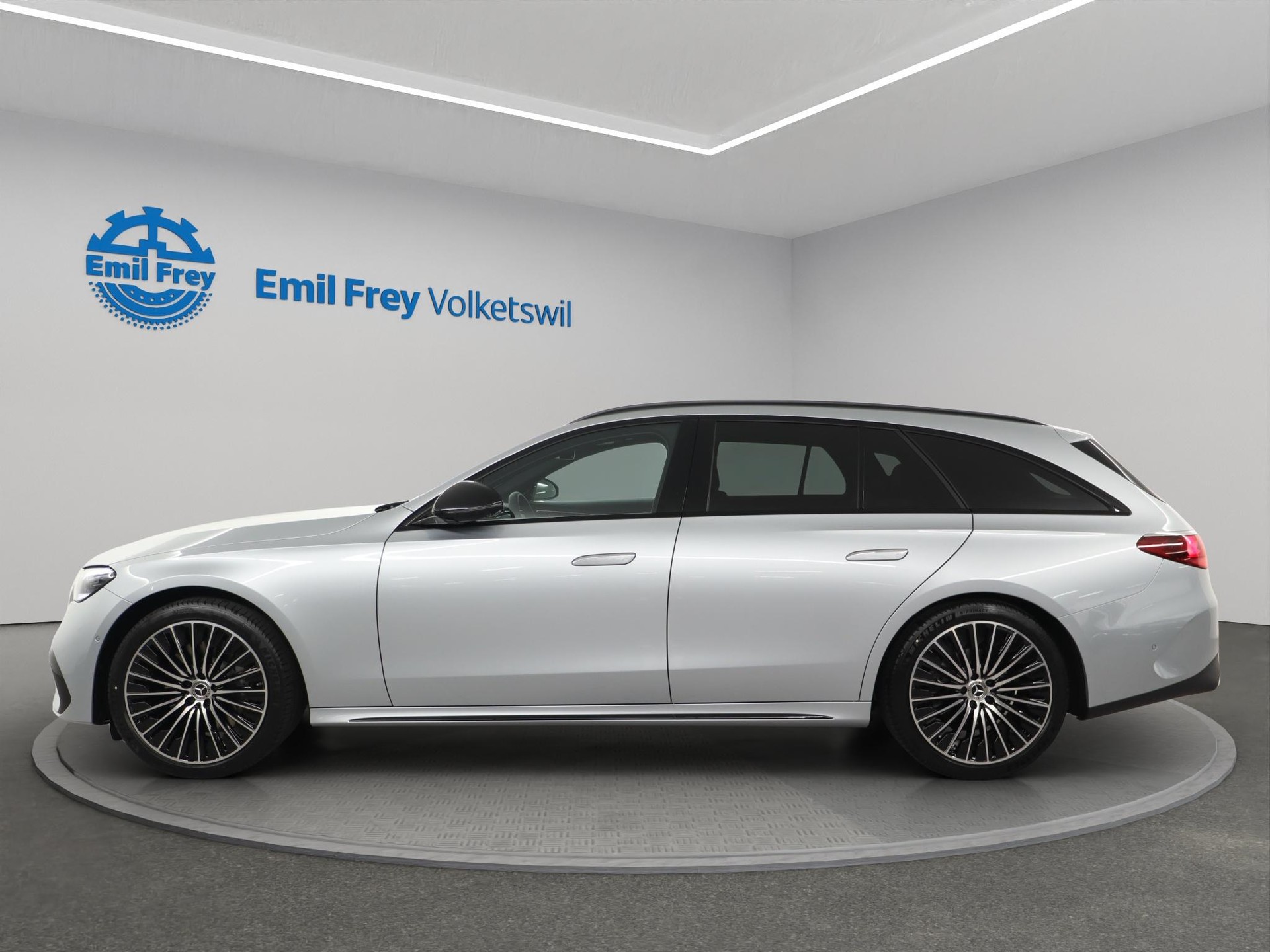 MERCEDES-BENZ E 220 d AMG Line 4Matic T-Modell-image-1