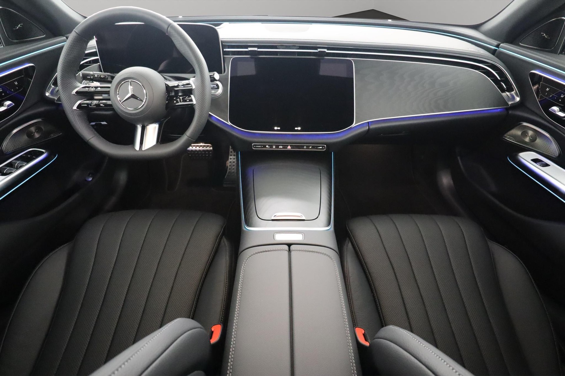 MERCEDES-BENZ E 220 d AMG Line 4Matic T-Modell-image-8