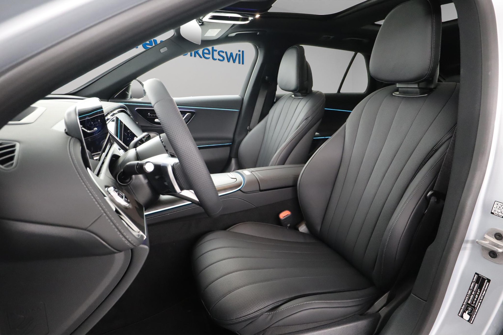 MERCEDES-BENZ E 220 d AMG Line 4Matic T-Modell-image-6