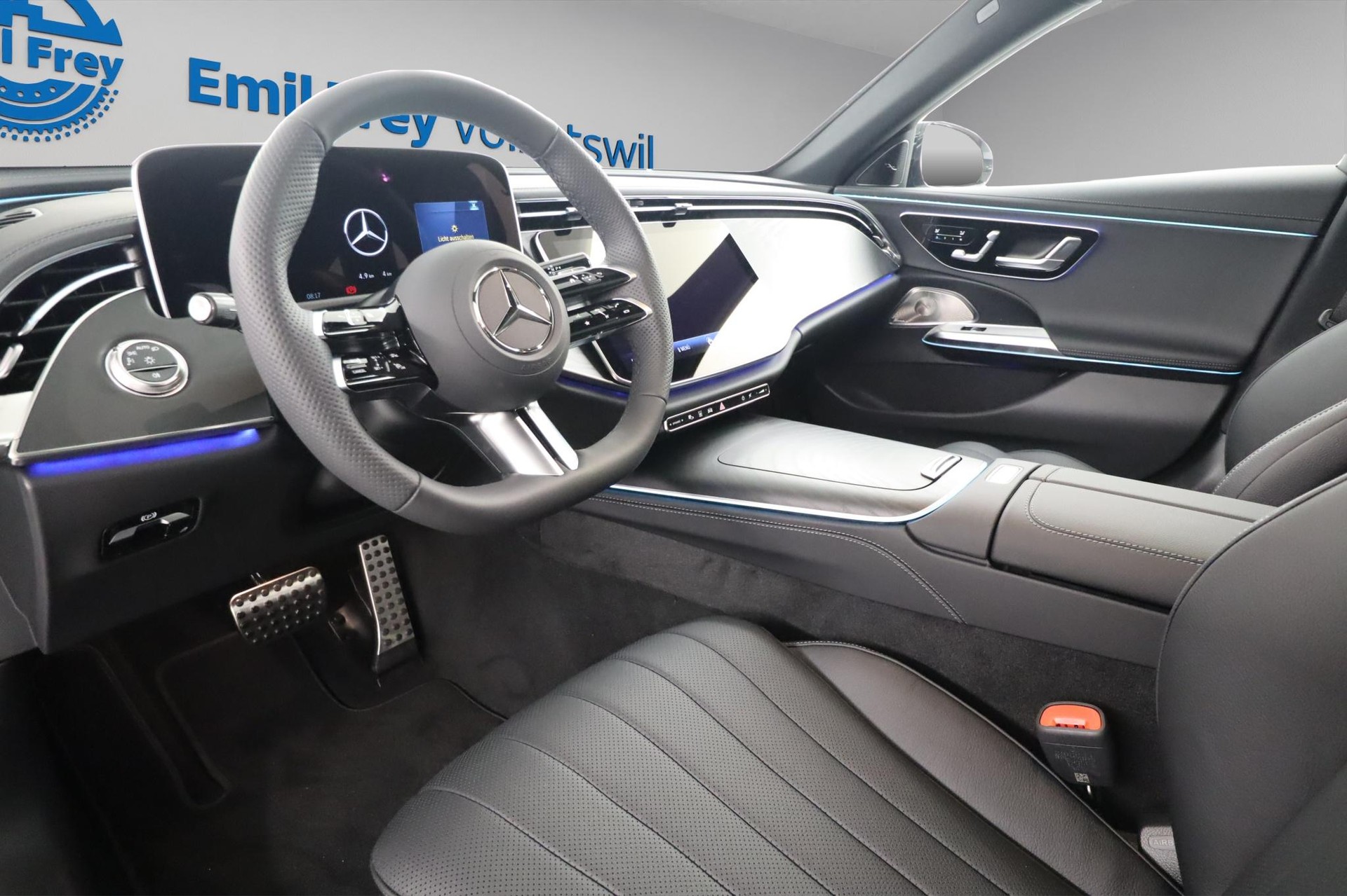 MERCEDES-BENZ E 220 d AMG Line 4Matic T-Modell-image-9