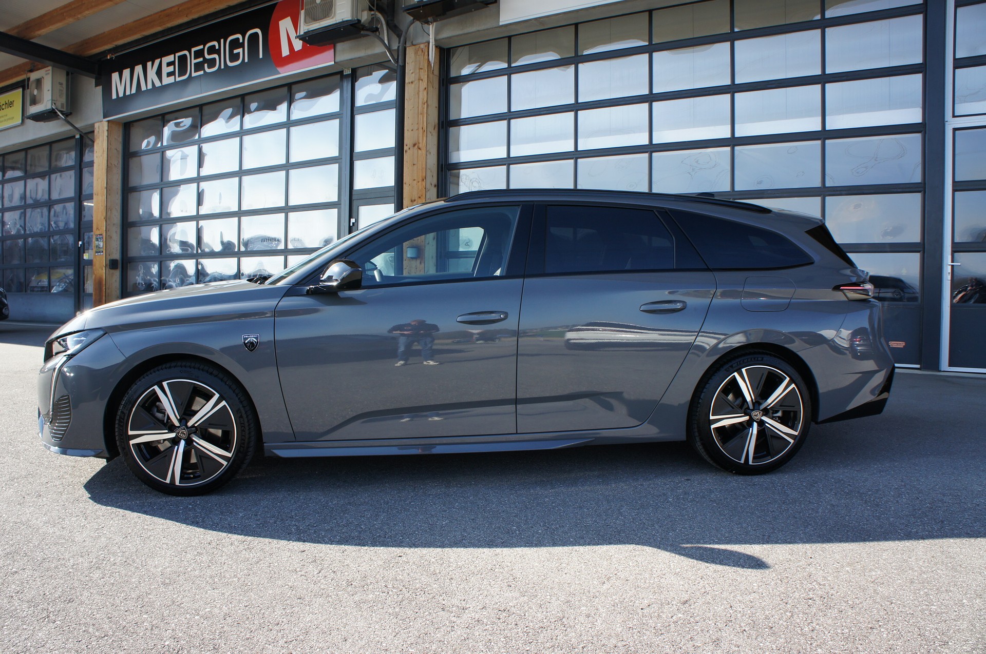 PEUGEOT 308 SW 1.6 PHEV 180 GT-image-1