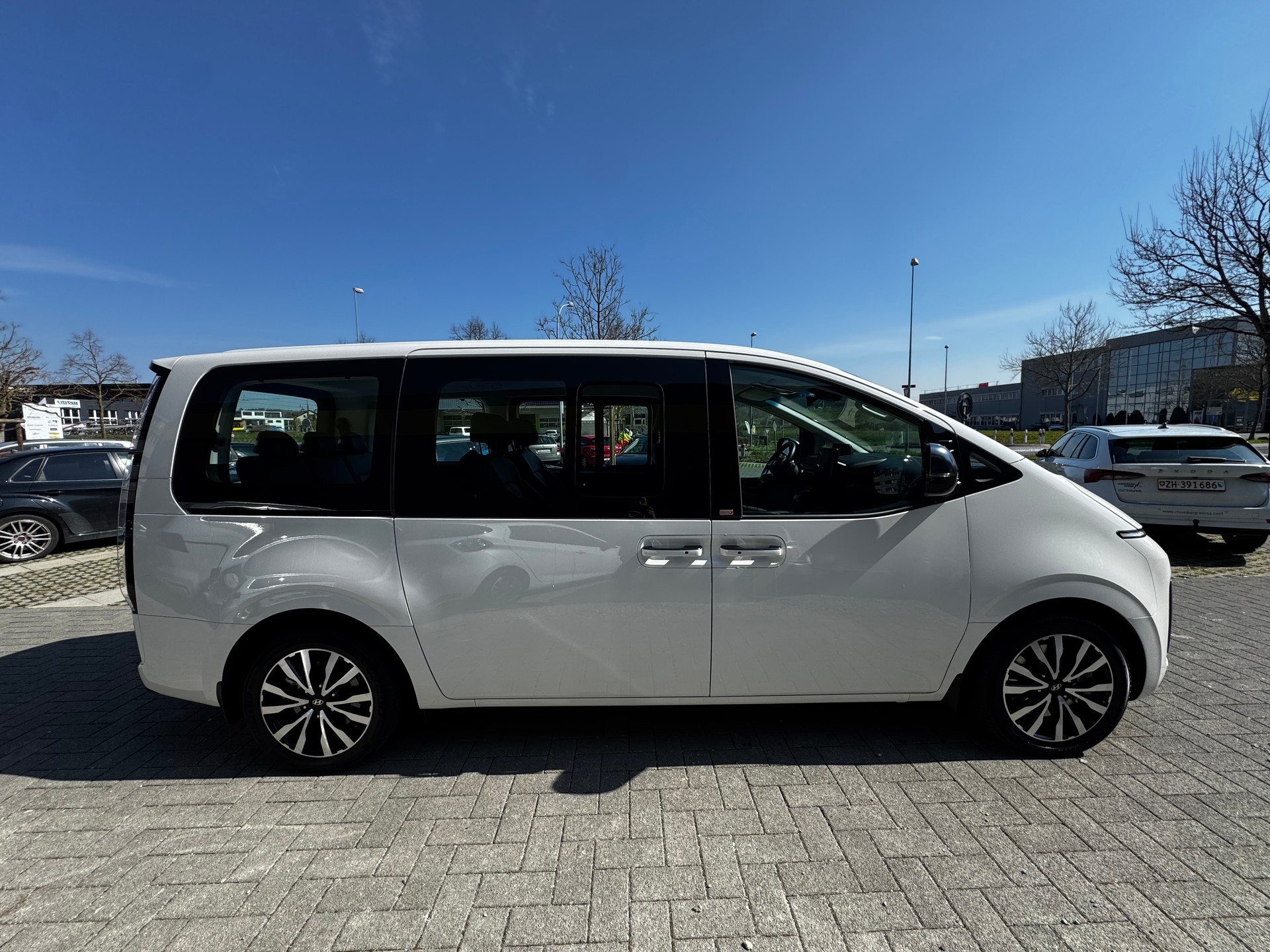 HYUNDAI Staria Premium 2.2 CRDi Amplia A-image-3