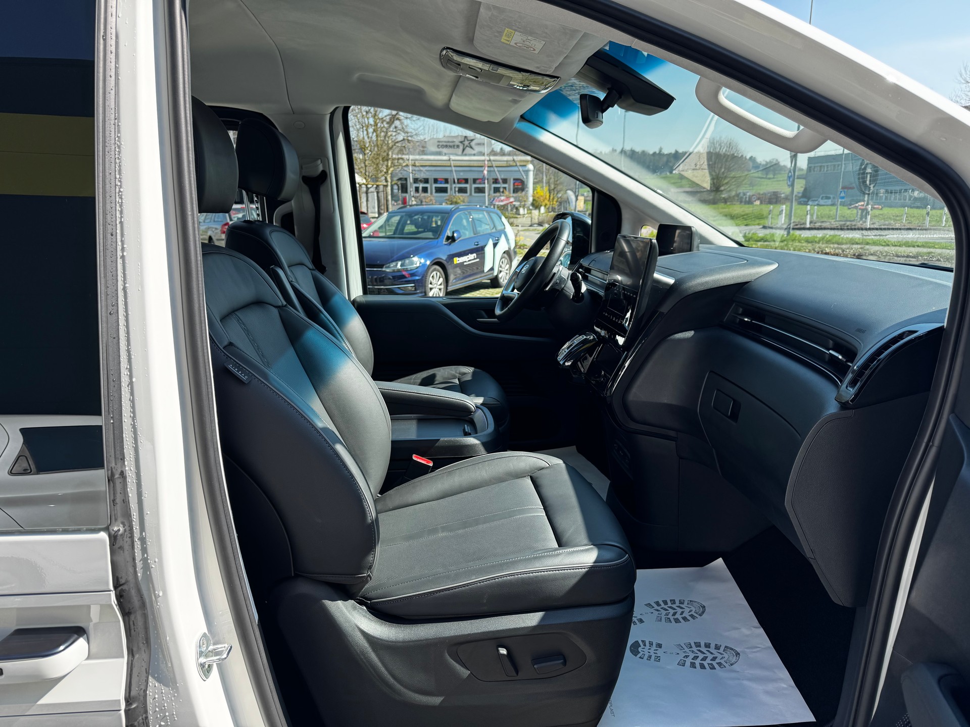 HYUNDAI Staria Premium 2.2 CRDi Amplia A-image-10