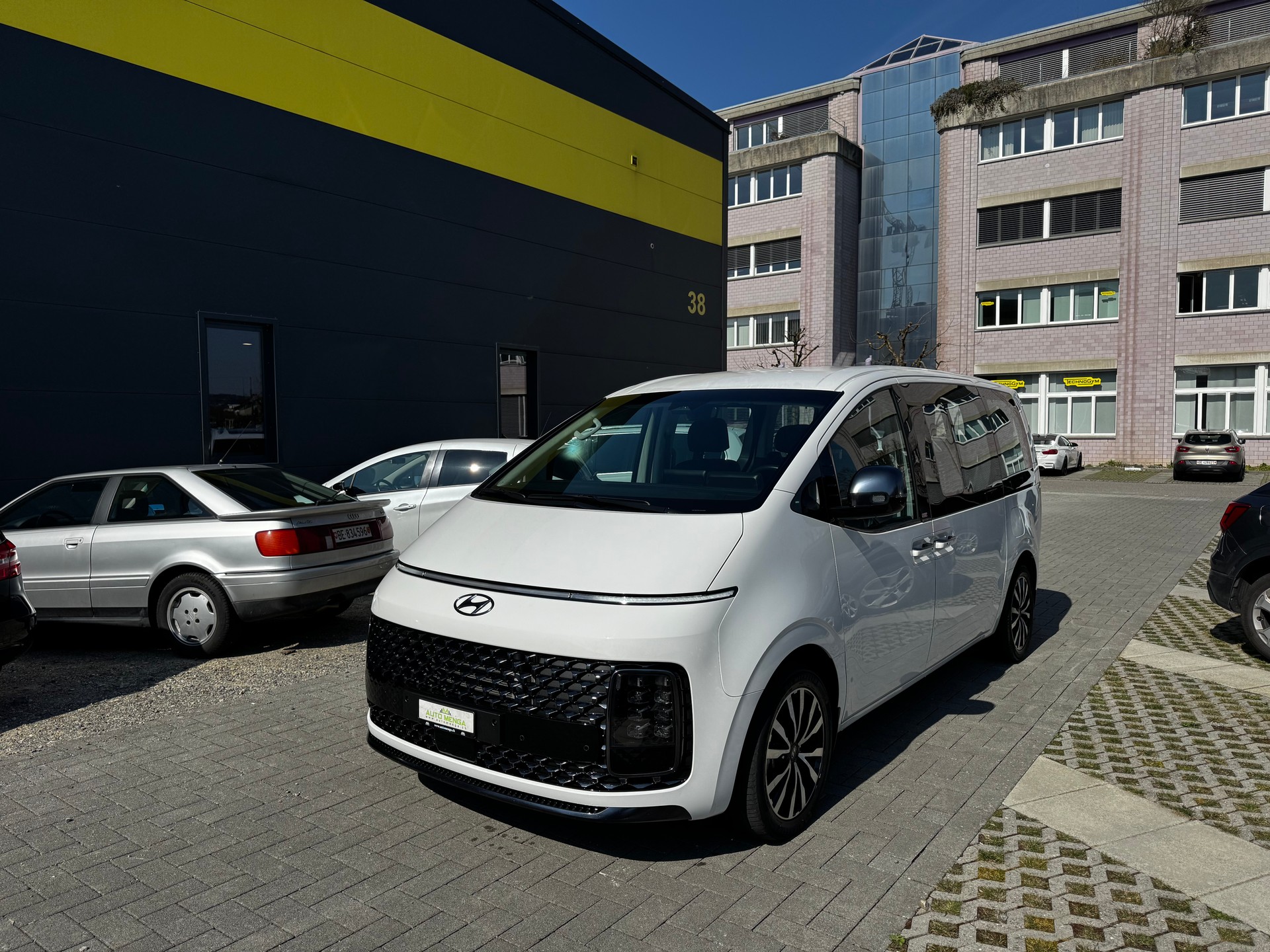 HYUNDAI Staria Premium 2.2 CRDi Amplia A-image-0