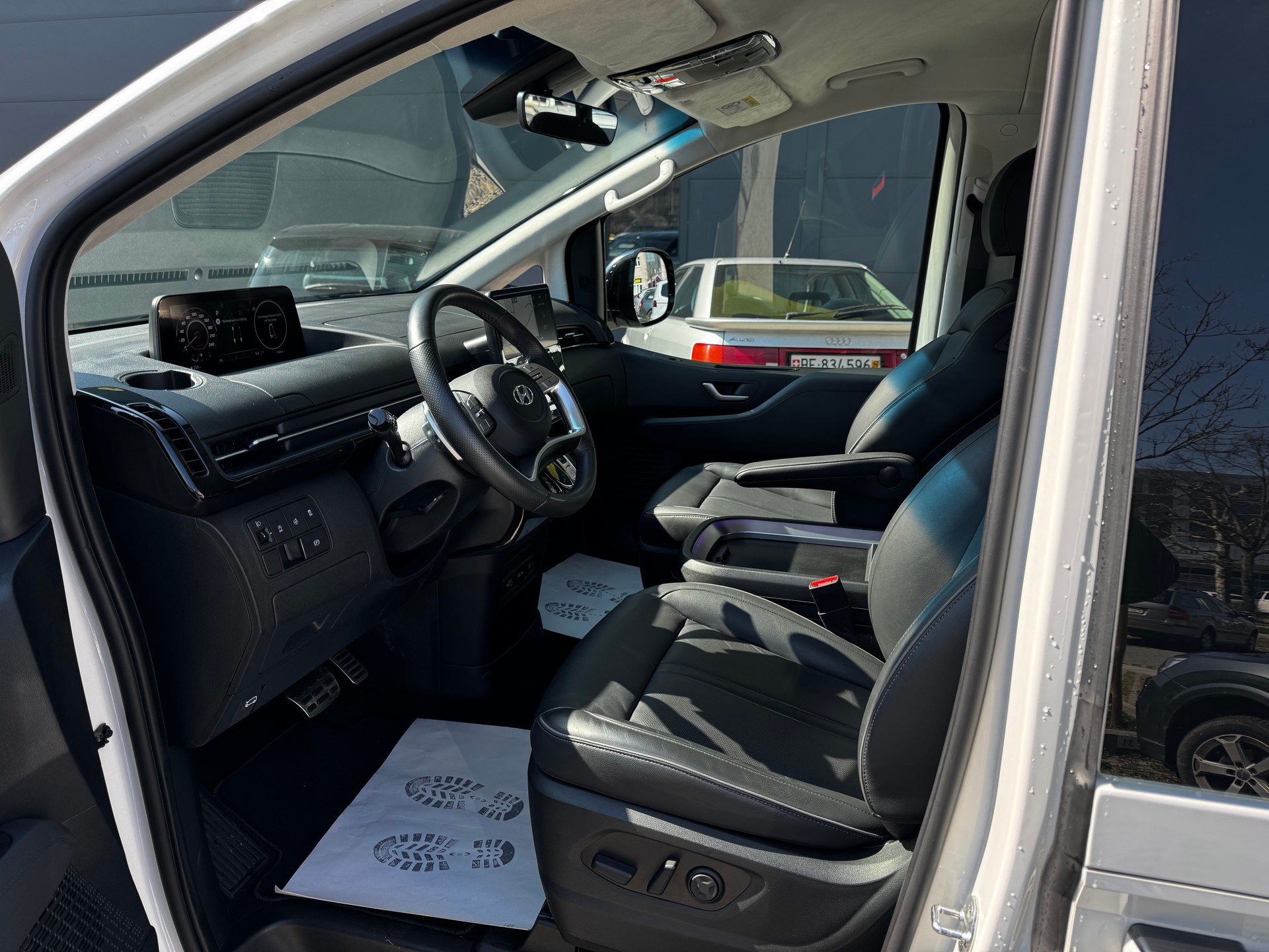 HYUNDAI Staria Premium 2.2 CRDi Amplia A-image-8