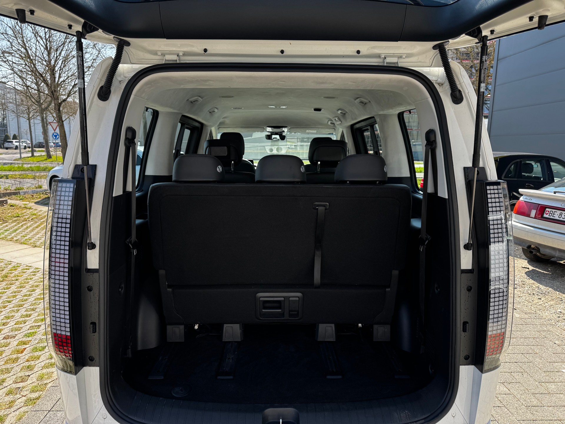HYUNDAI Staria Premium 2.2 CRDi Amplia A-image-12