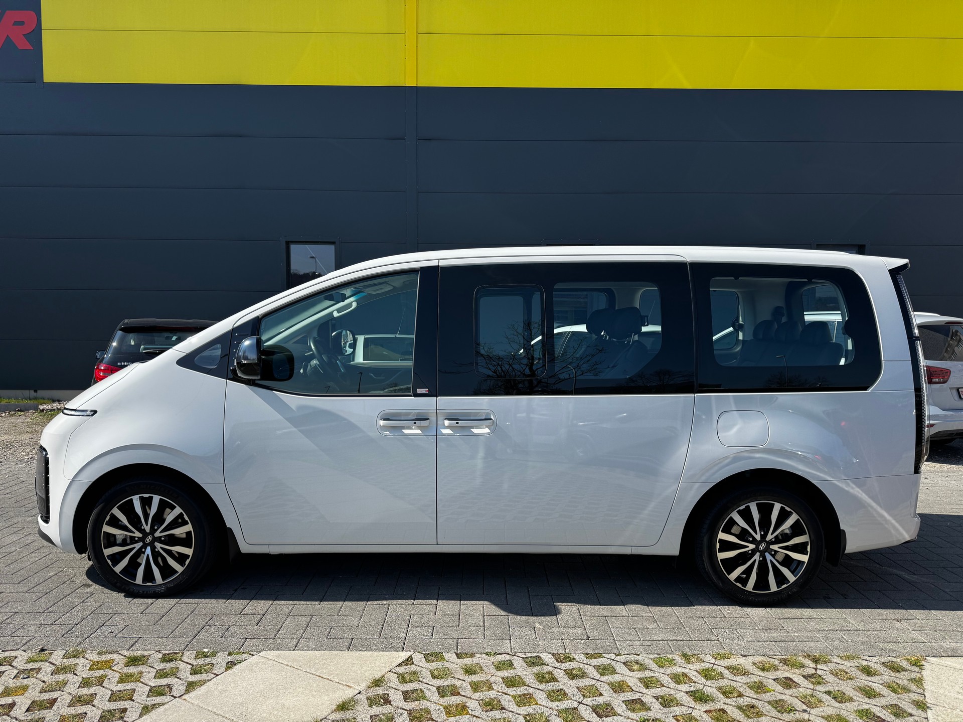 HYUNDAI Staria Premium 2.2 CRDi Amplia A-image-7