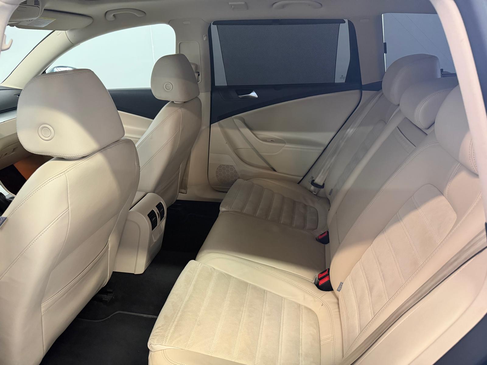 VW Passat Variant 2.0 FSI Highline 4Motion-image-16