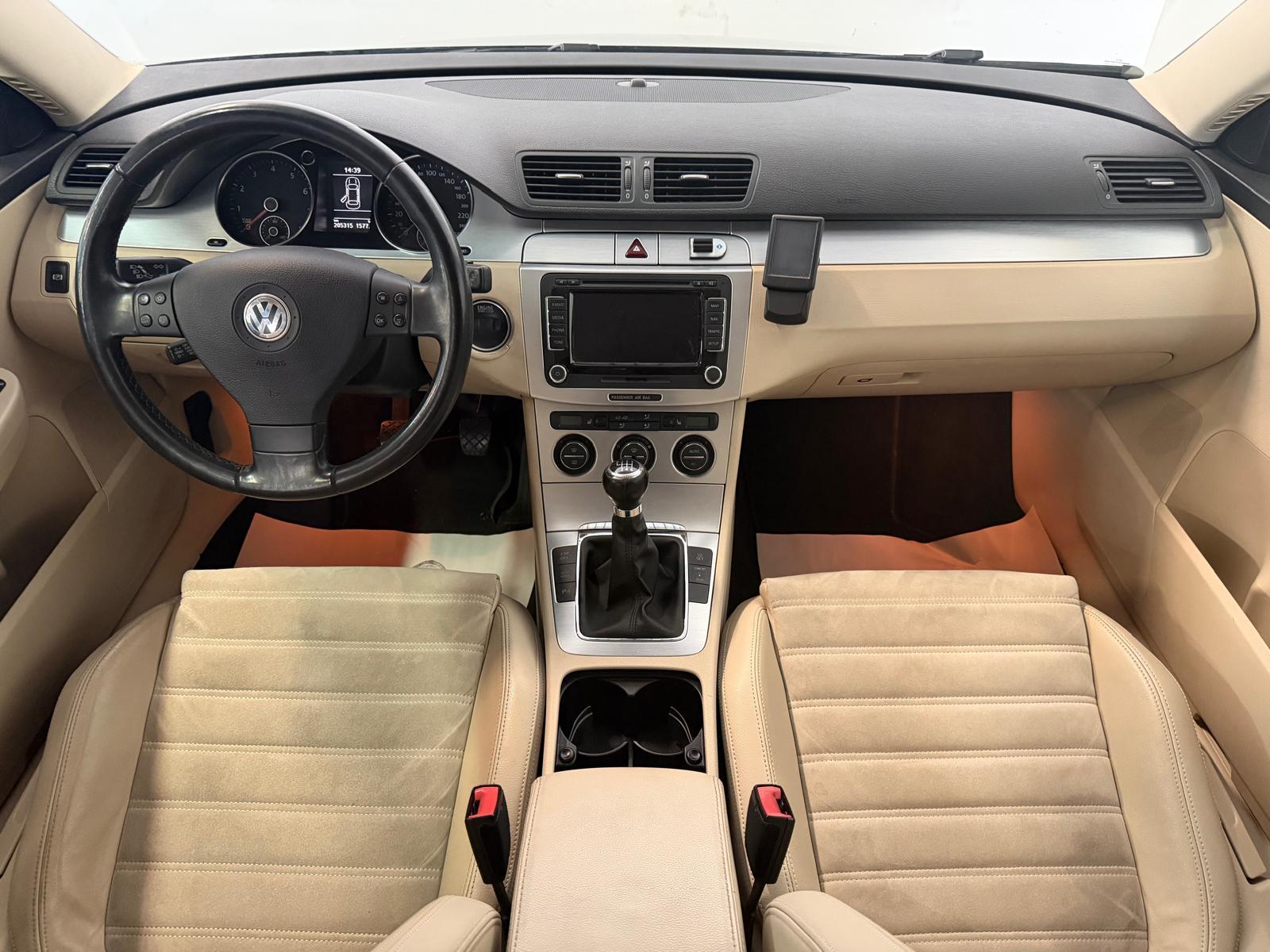 VW Passat Variant 2.0 FSI Highline 4Motion-image-12