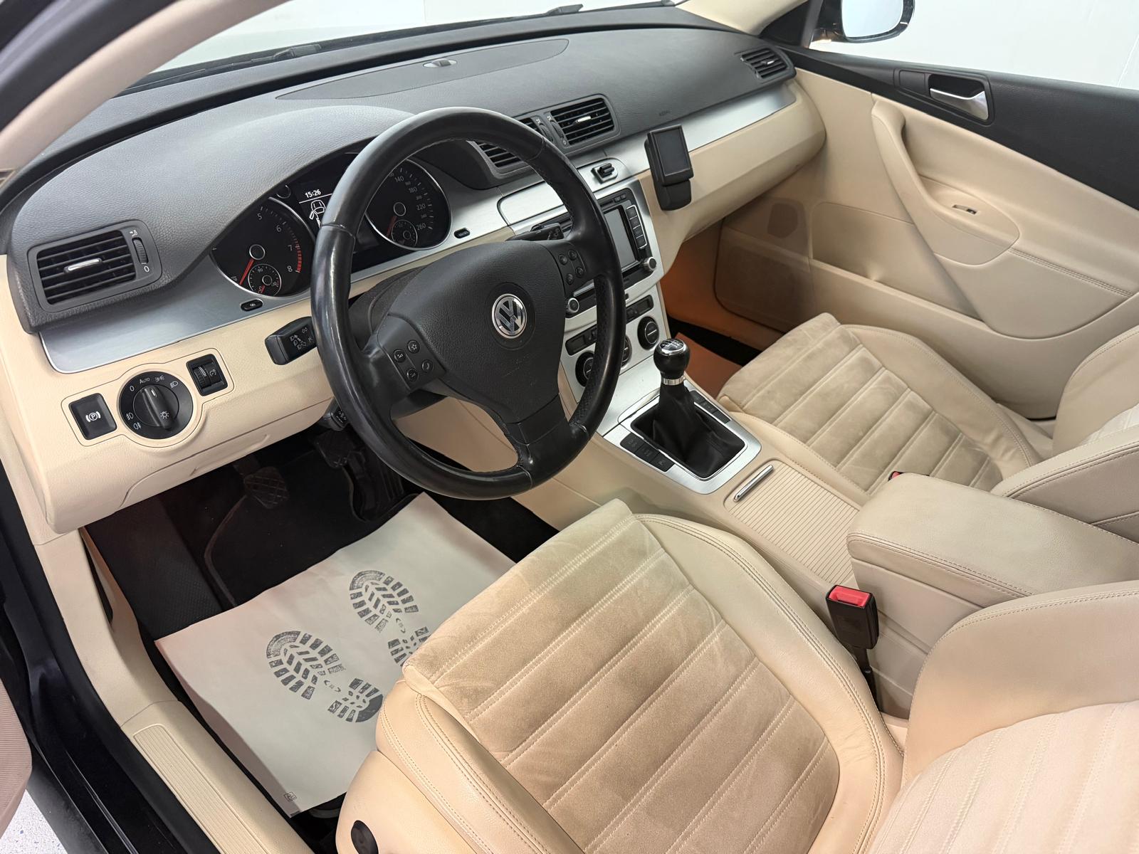 VW Passat Variant 2.0 FSI Highline 4Motion-image-13